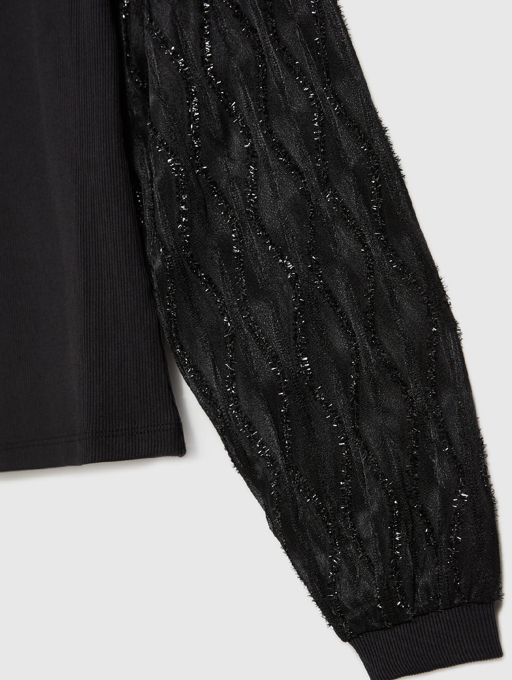Elegancka czarna bluzka damska z ozdobnymi rękawami