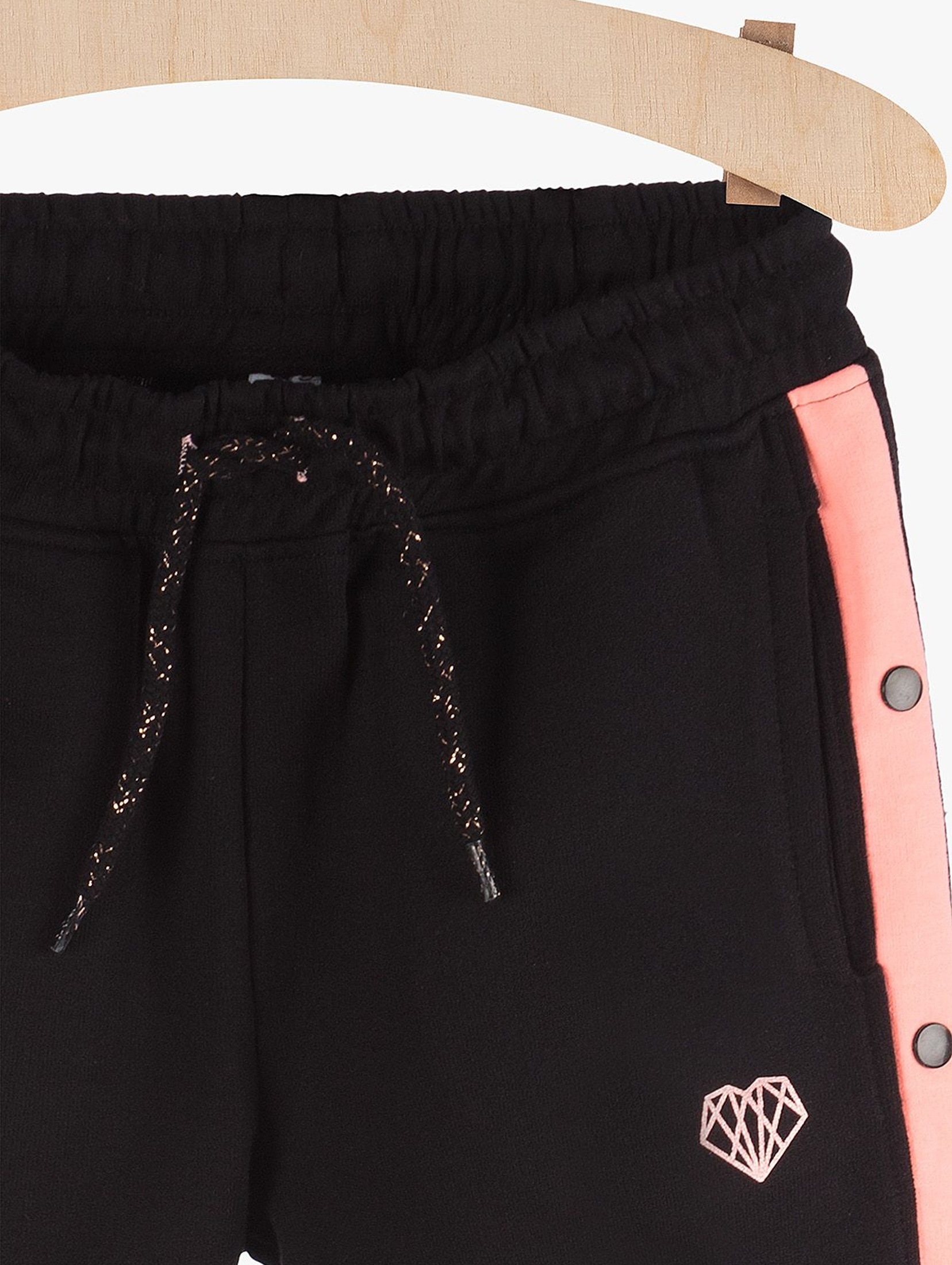 Spodnie dresowe dziewczęce czarne z różowymi lampasami