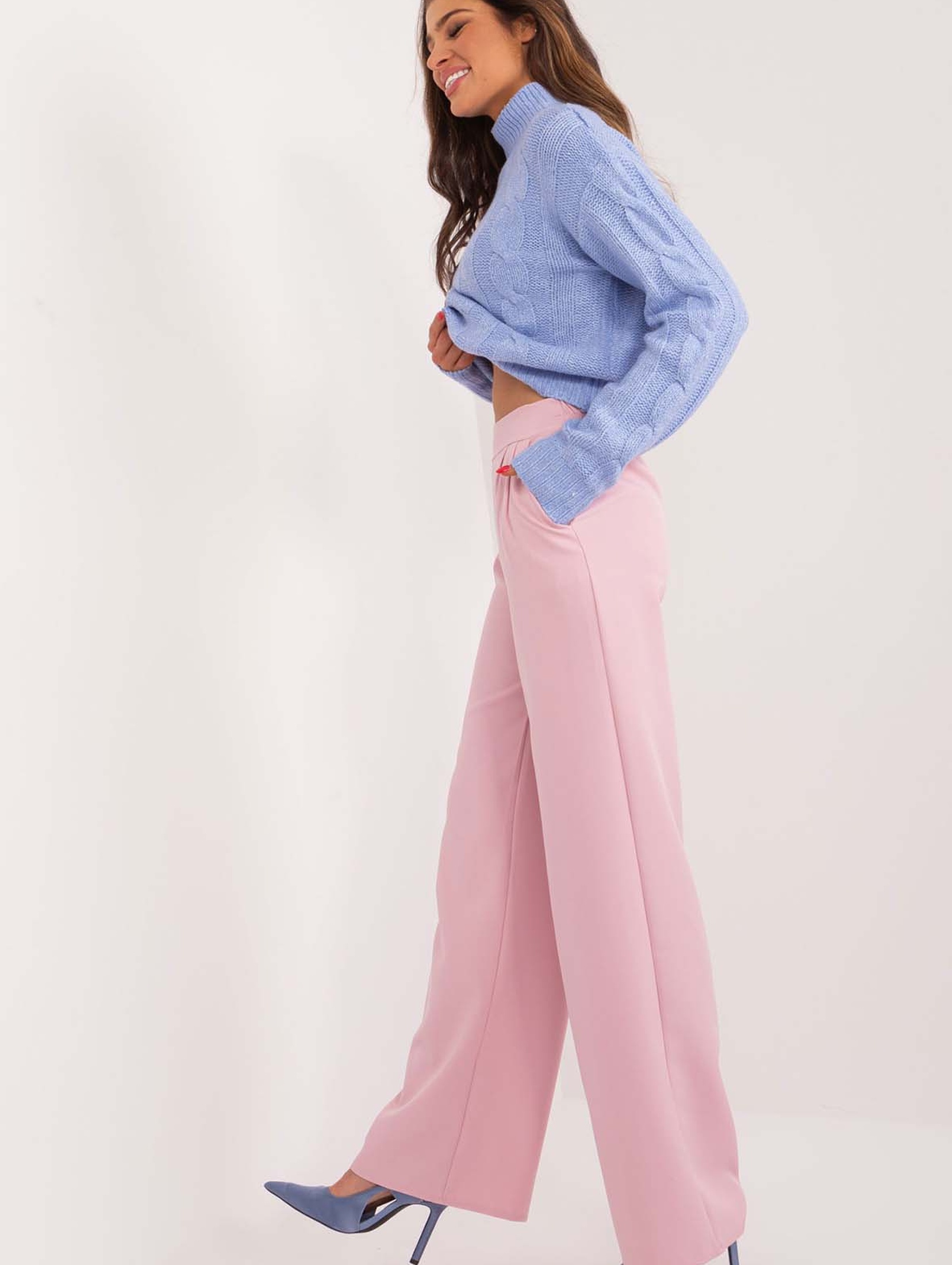 Jasnoróżowe proste spodnie damskie eleganckie