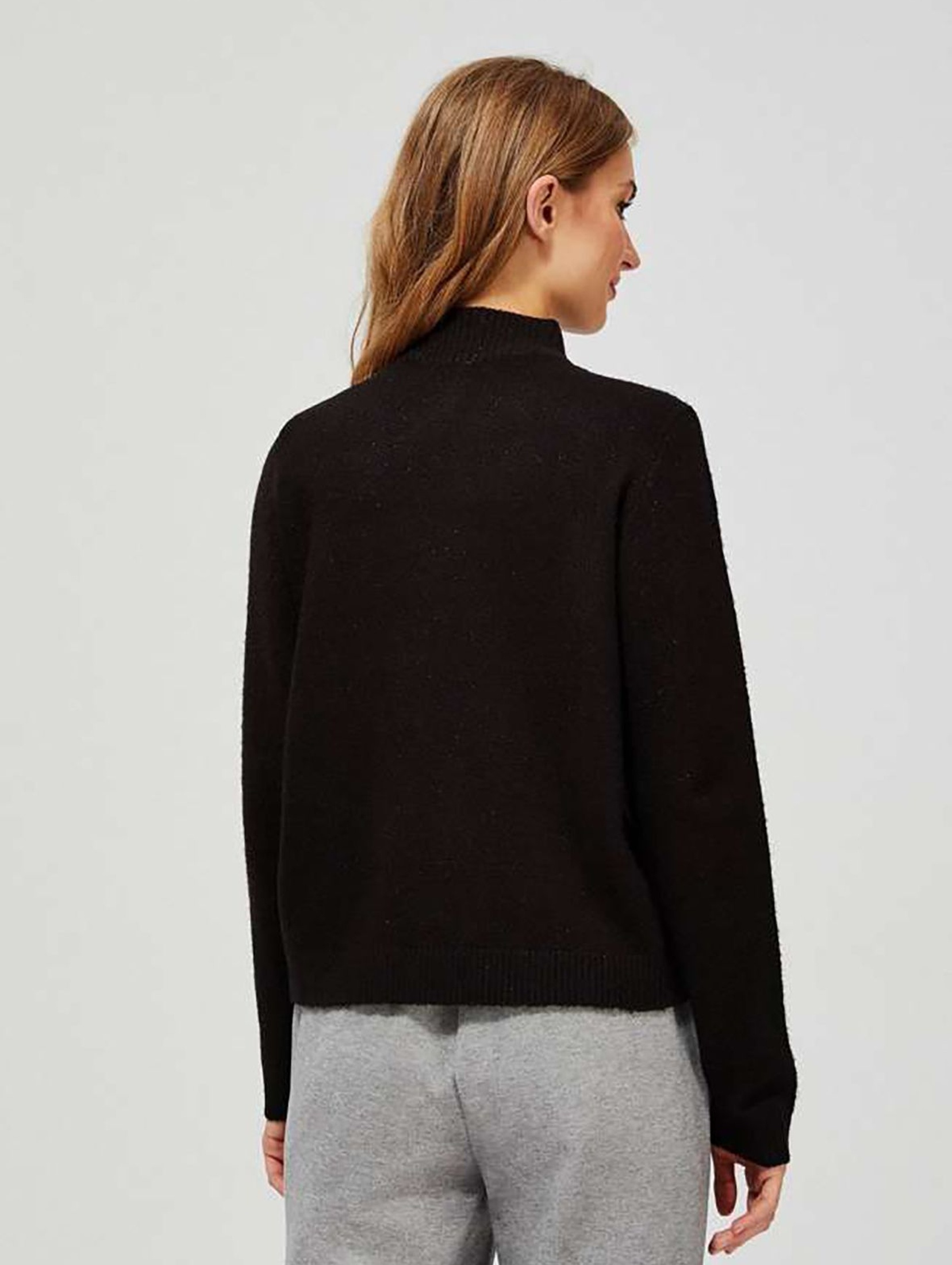 Sweter damski czarny z ozdobnym splotem i metaliczną nitką