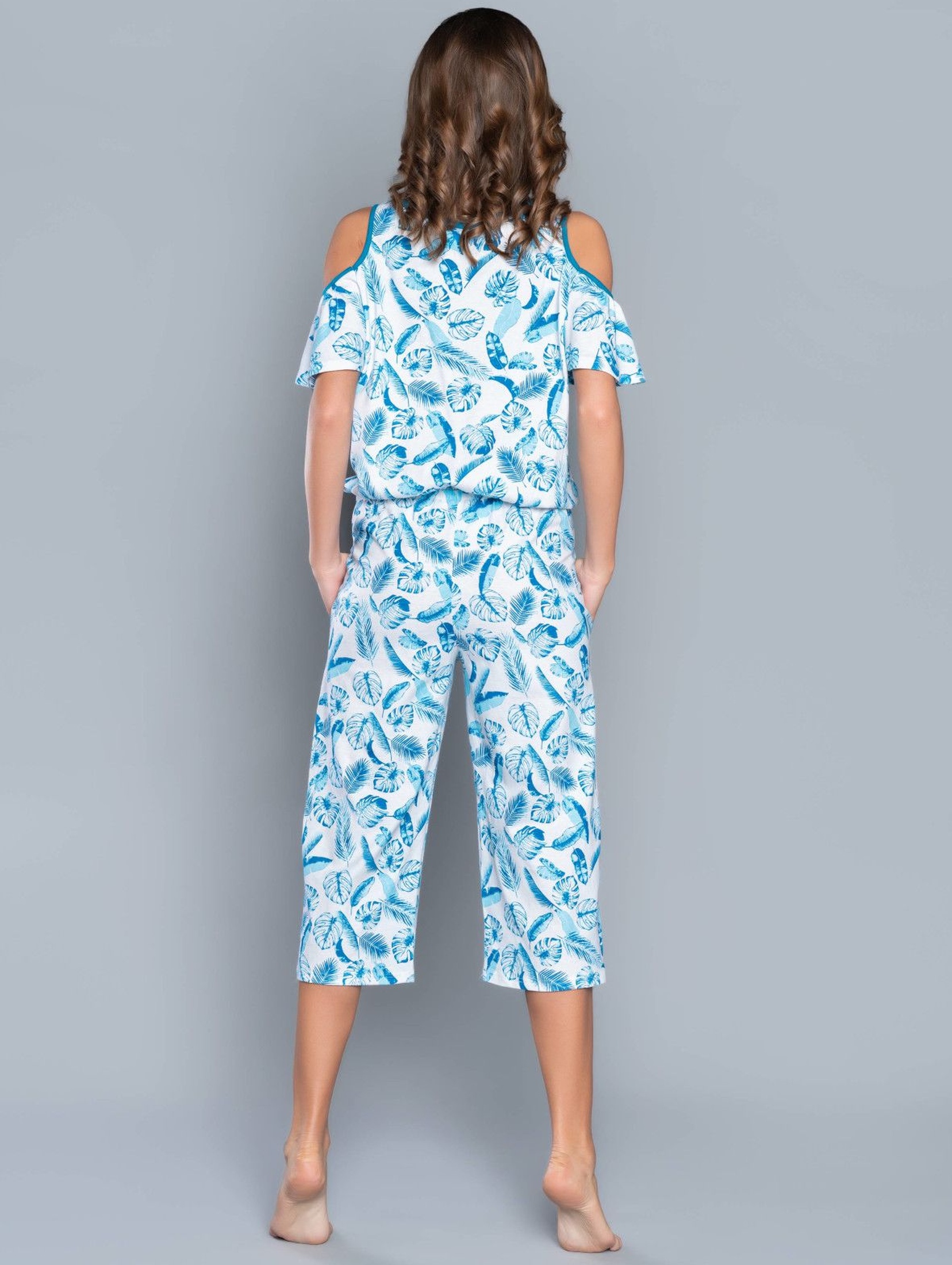Biała jednoczęściowa piżama damska w niebieskie listki z odkrytymi ramionami - spodnie 3/4 nogawka