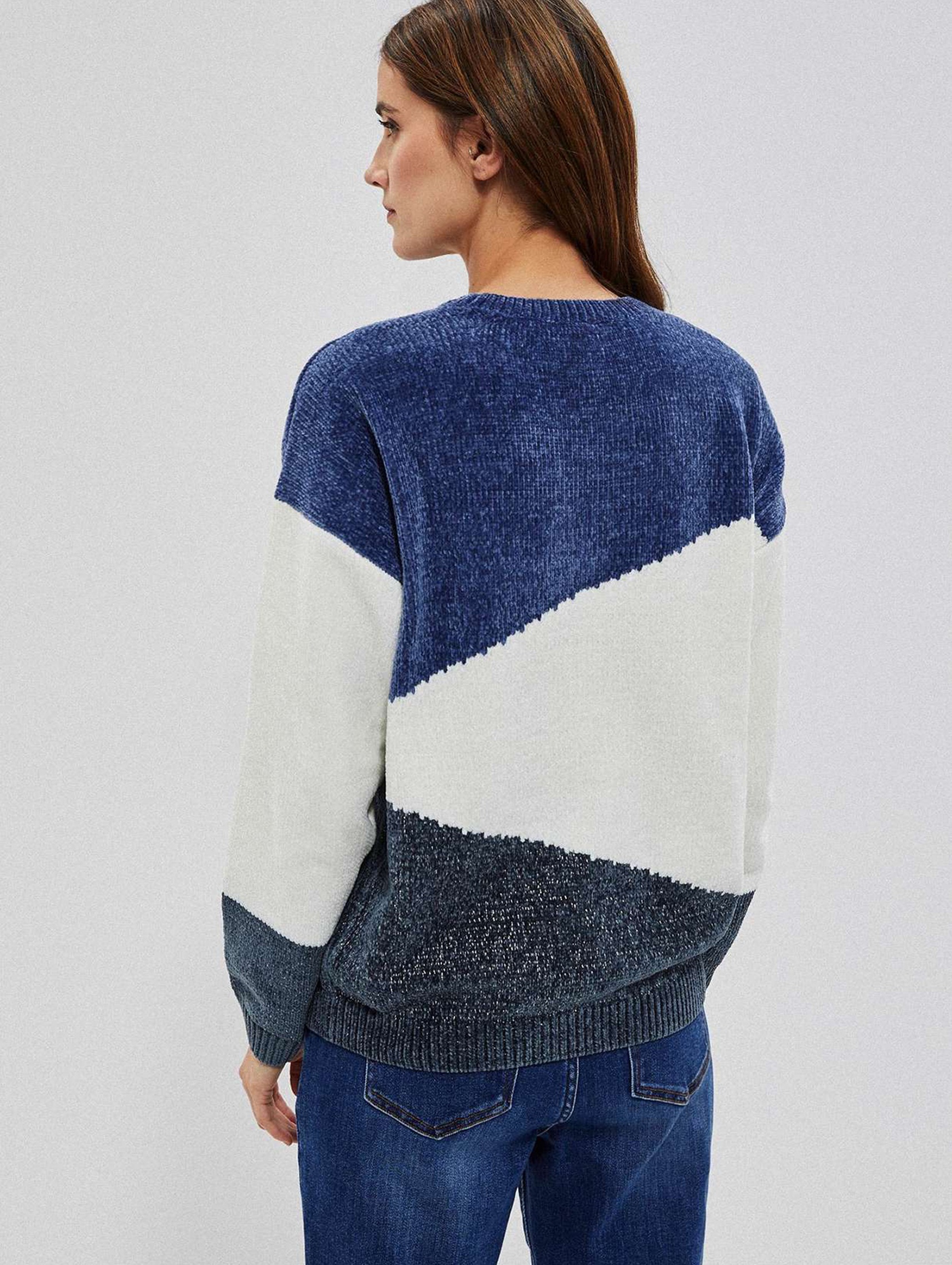 Luźny sweter z metaliczna nitką
