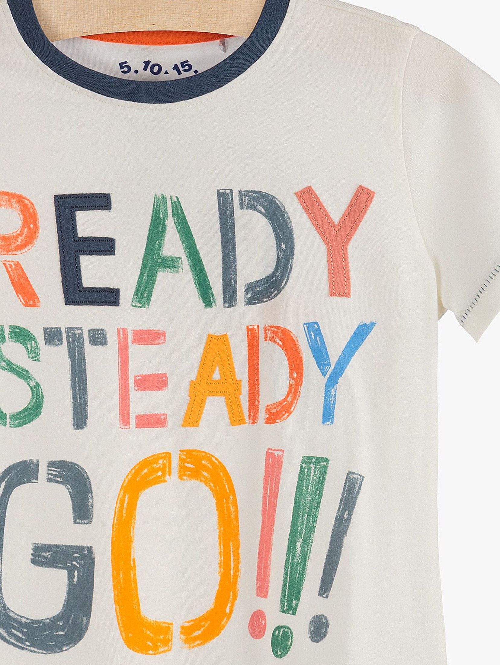 T-shirt chłopięcy z kolorowym napisem "Ready, steady, go!"