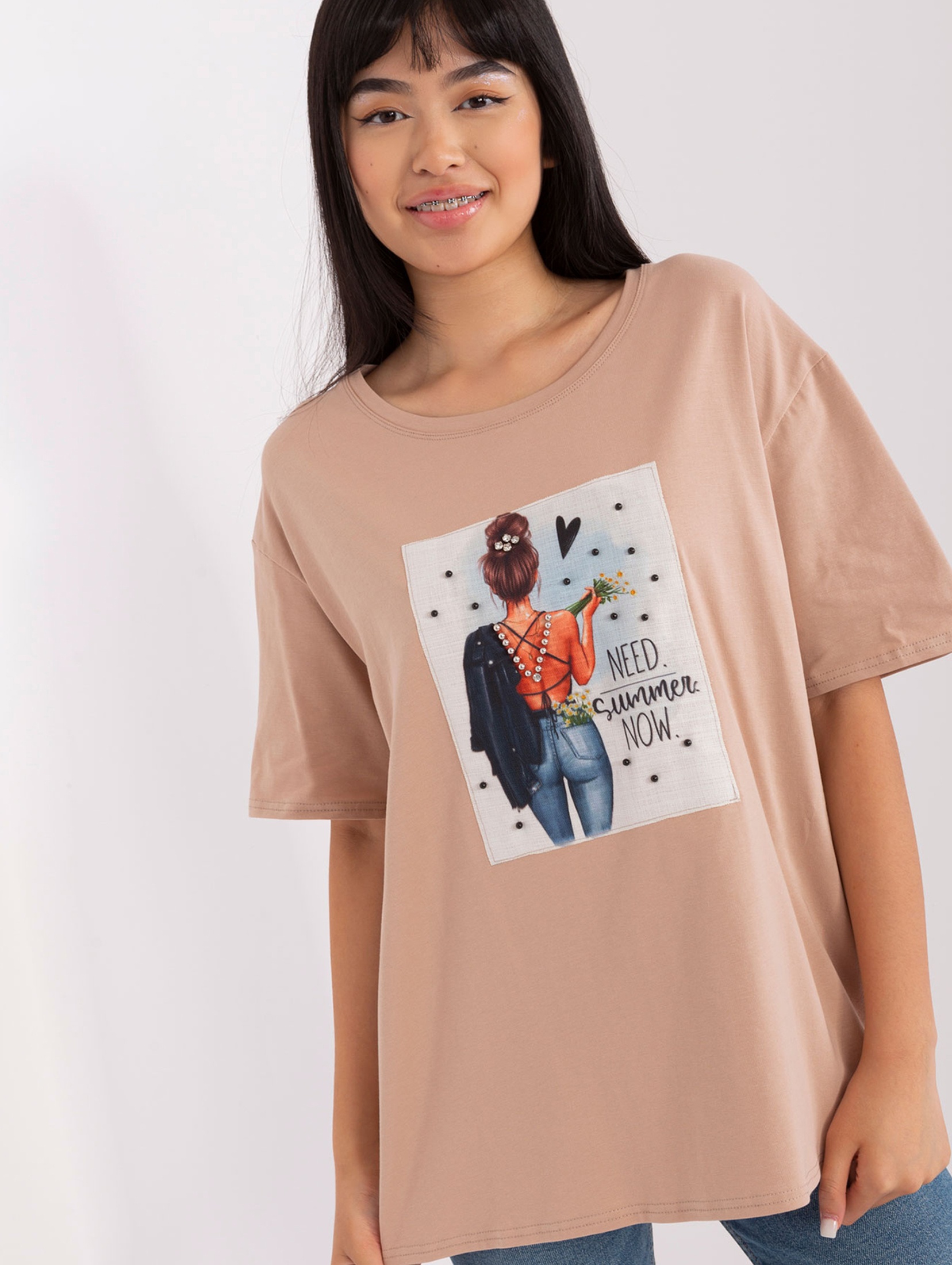 Beżowy t-shirt z nadrukiem i okrągłym dekoltem