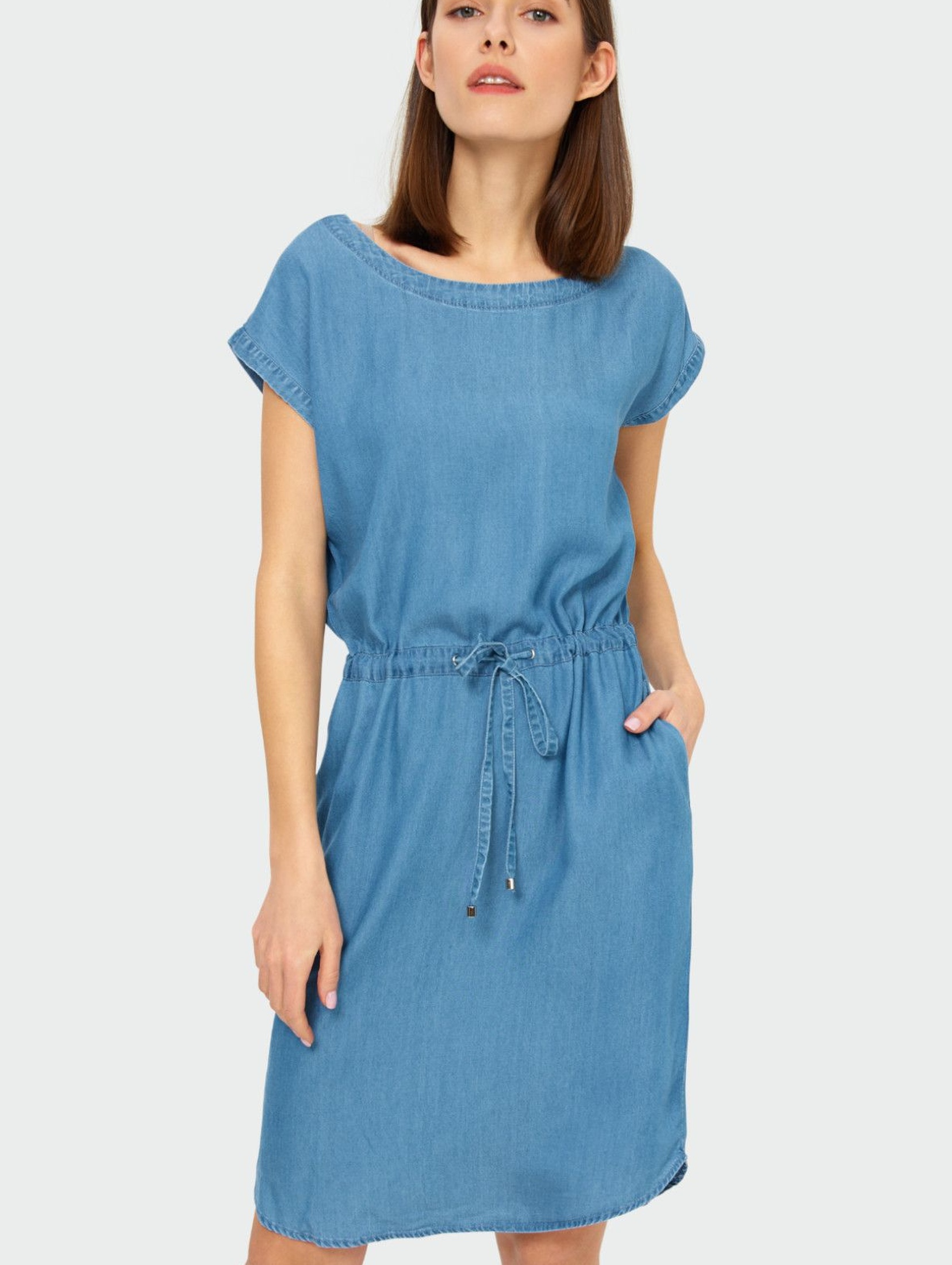 Niebieska sukienka z lyocellu o luźnym kroju z wiązaniem w talii