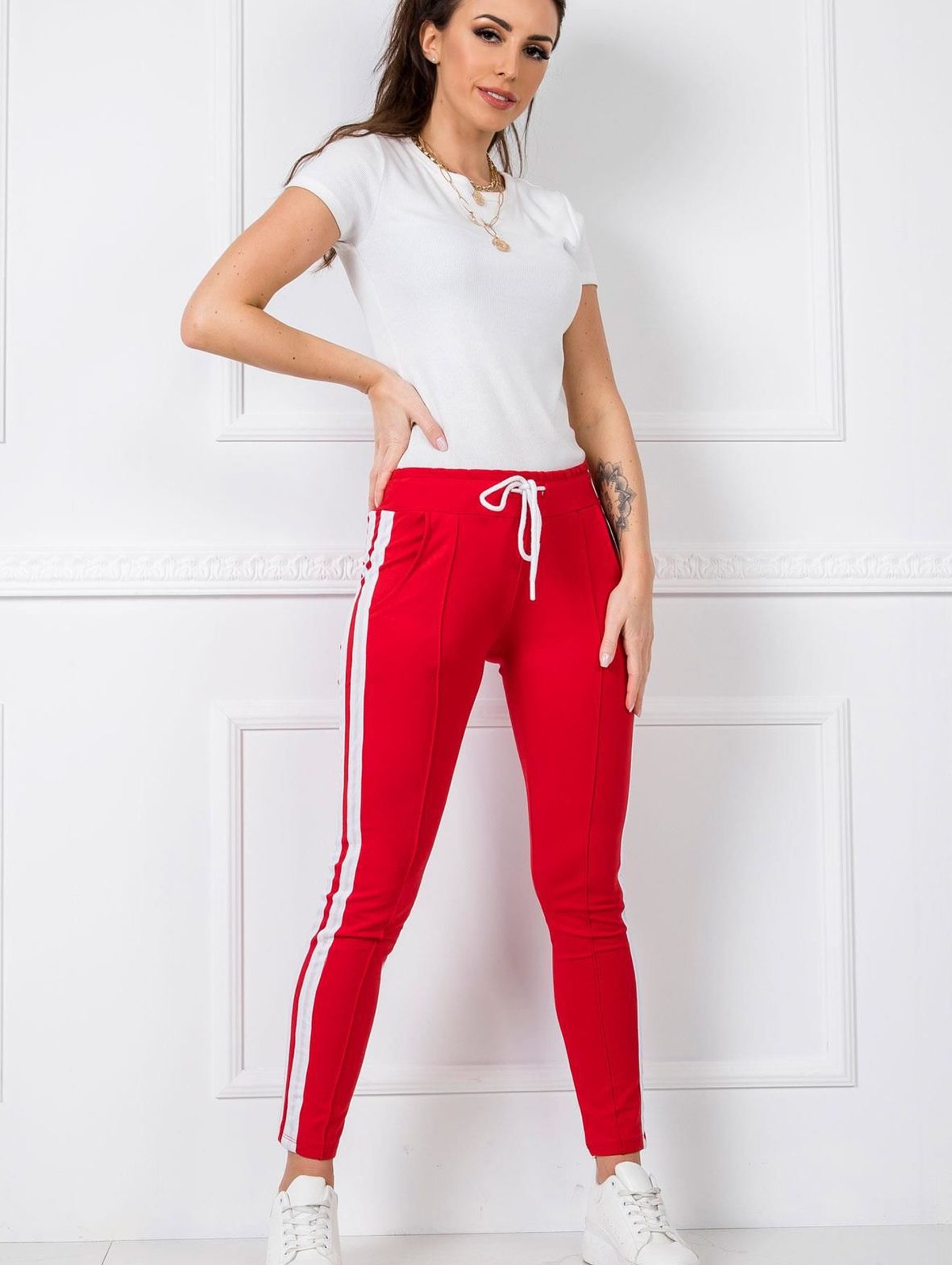 Spodnie damskie dresowe - czerwone z lampasami
