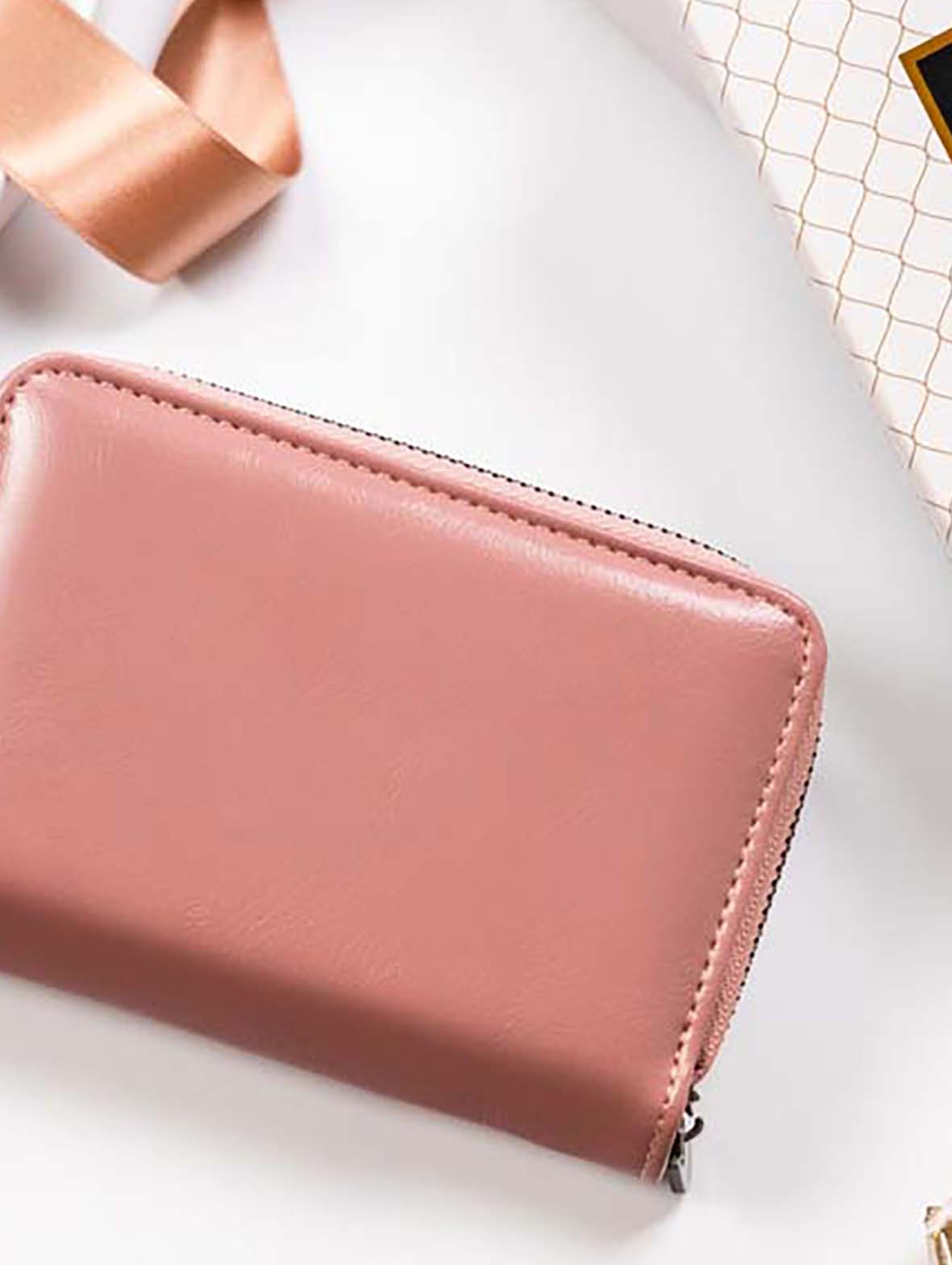 Różowy portfel damski z jednolitej skóry ekologicznej, zapinany zatrzaskiem - Rovicky