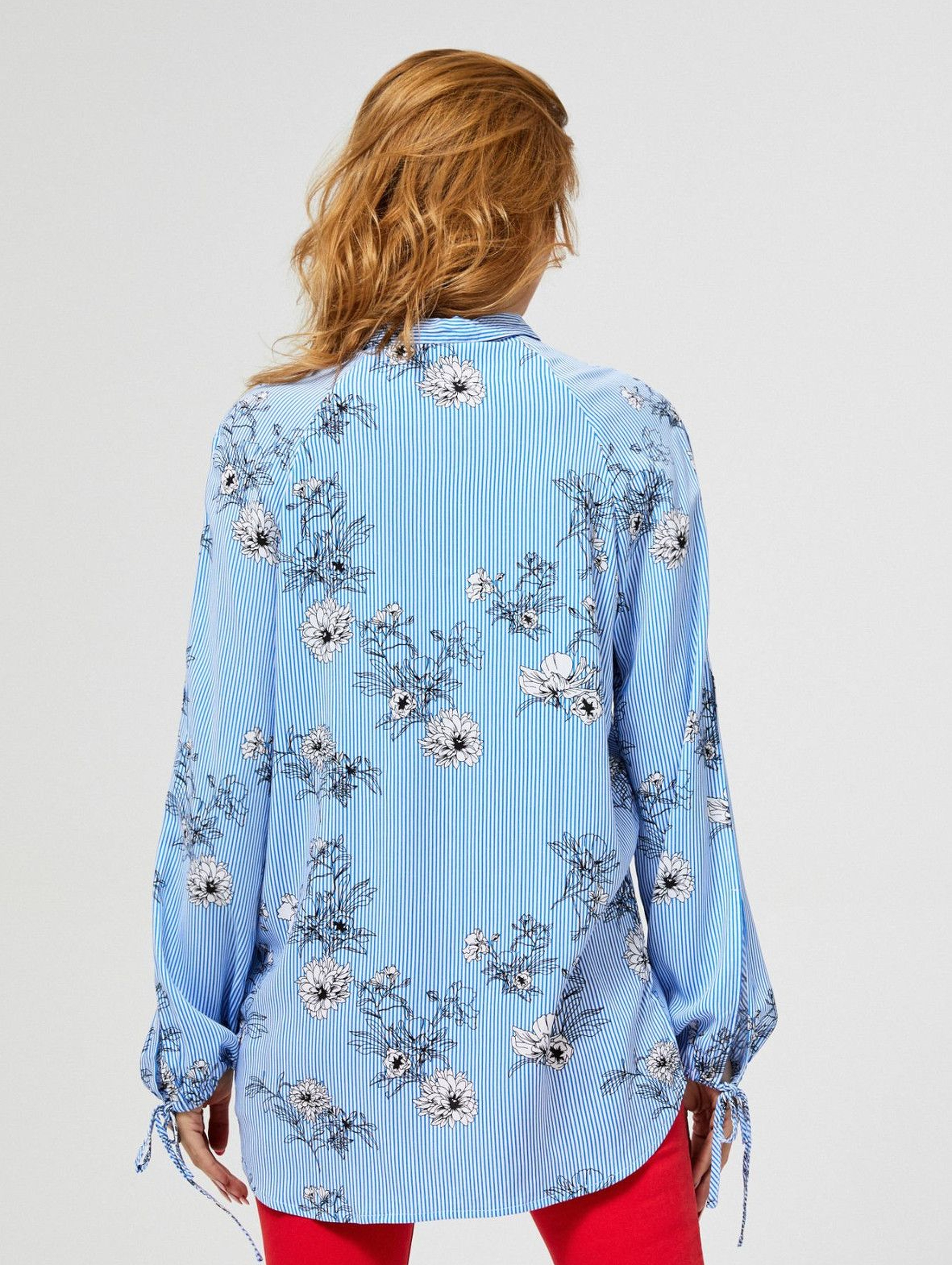 Długa koszula z kwiatowym motywem- niebieska