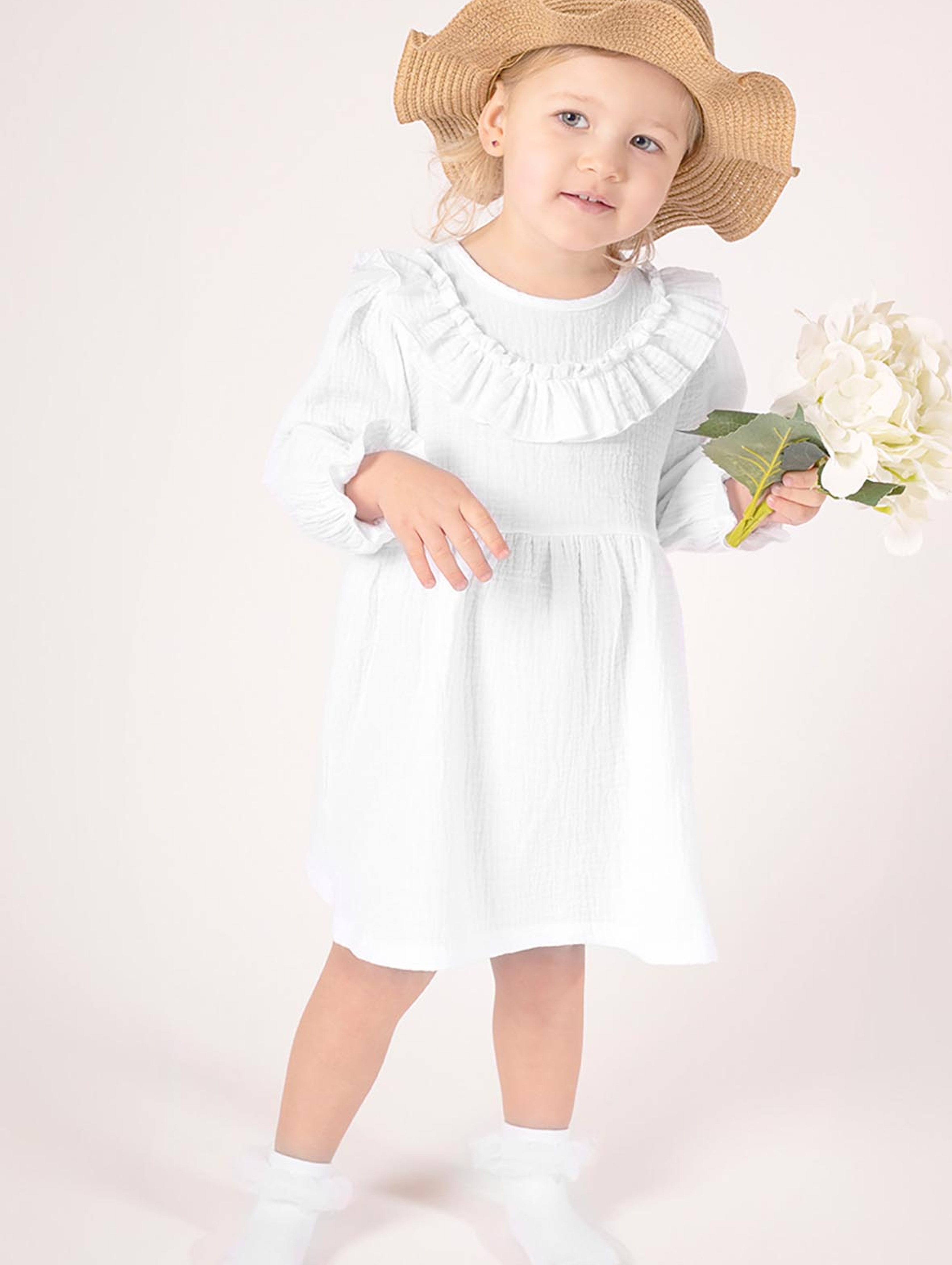 Muślinowa sukienka z długim rękawem dla dziewczynki w kolorze białym