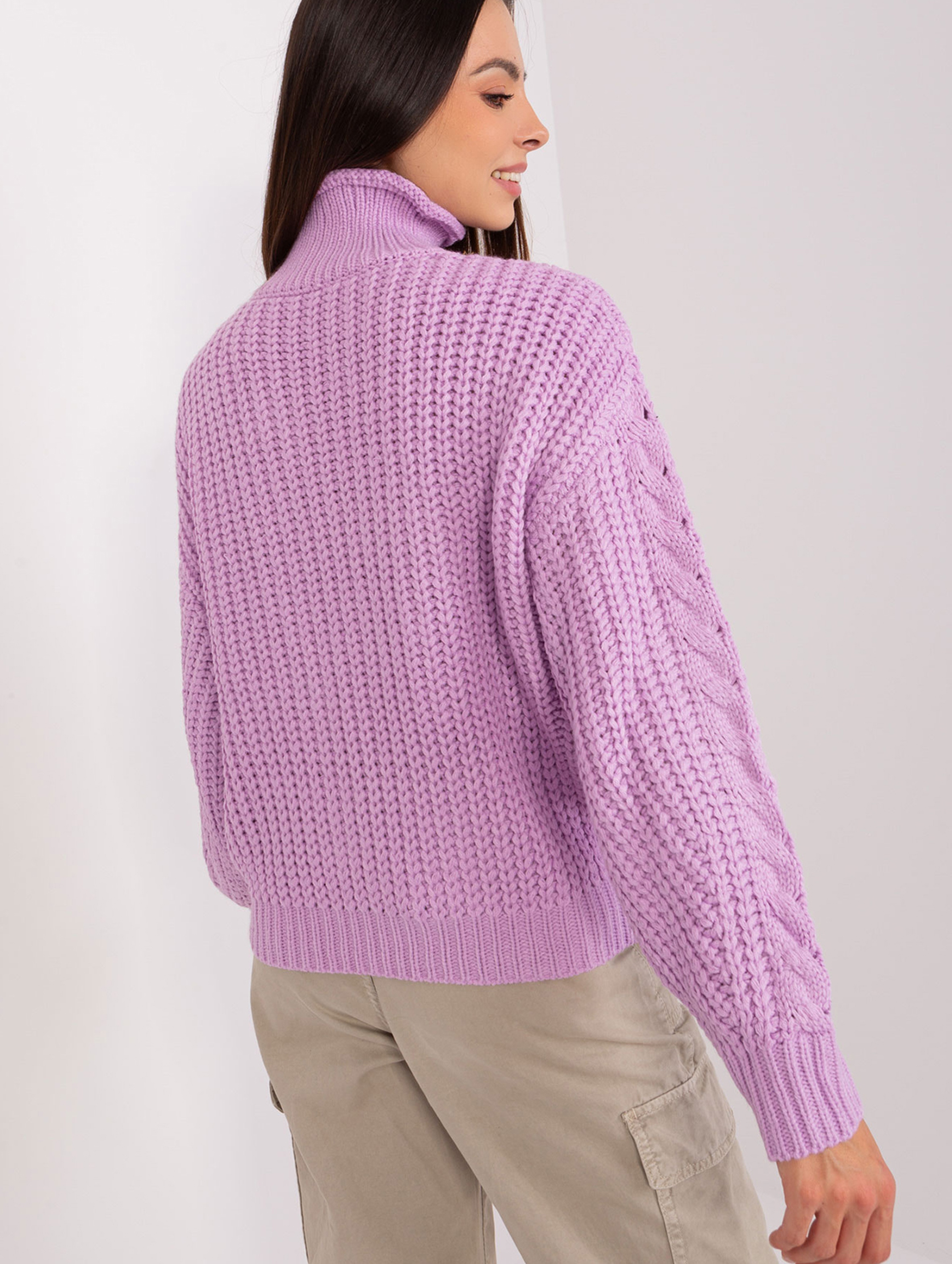 Jasnofioletowy sweter oversize z bufiastym rękawem
