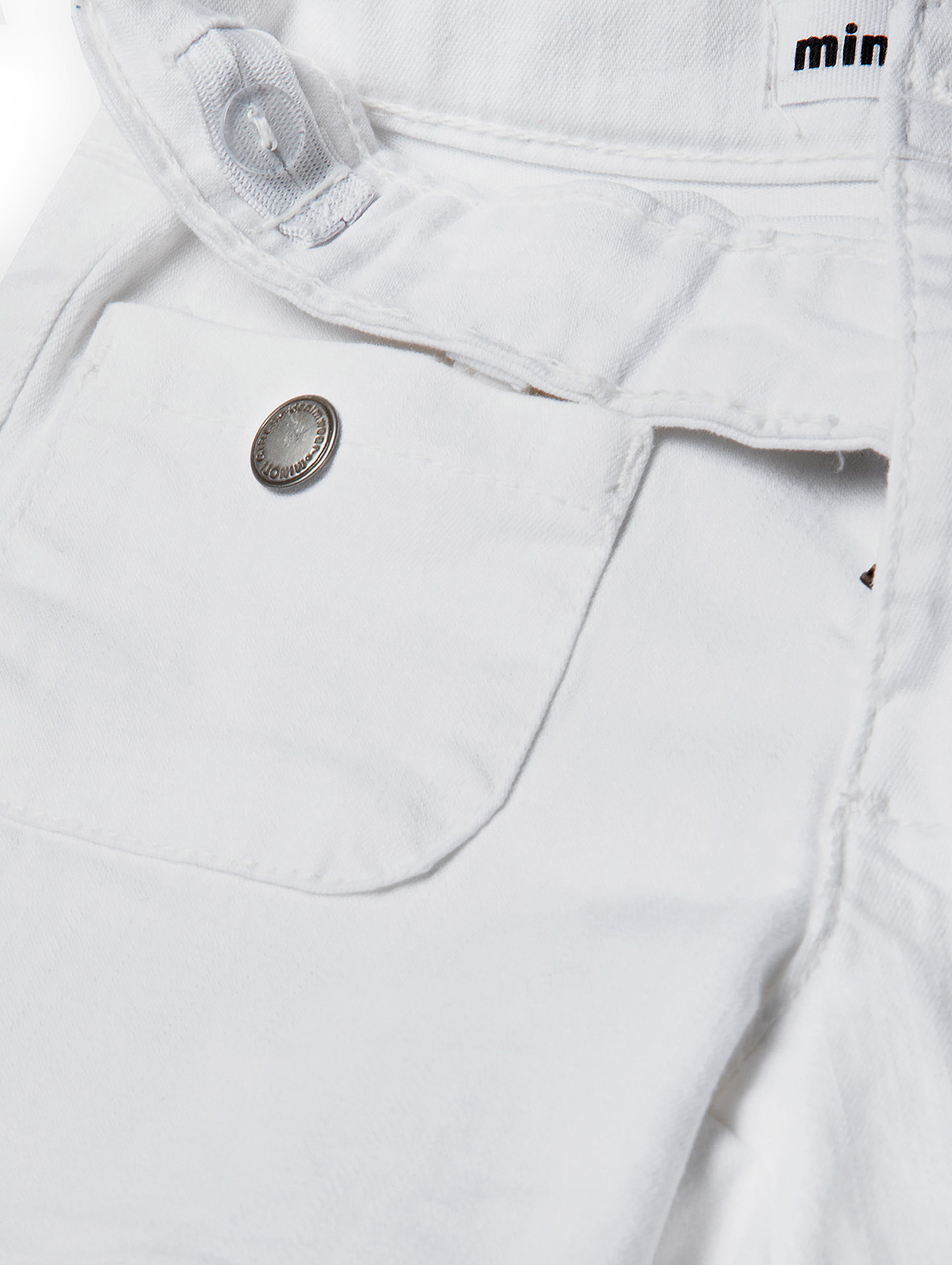 Białe szorty jeansowe dla niemowlaka z ozdobnymi kieszonkami