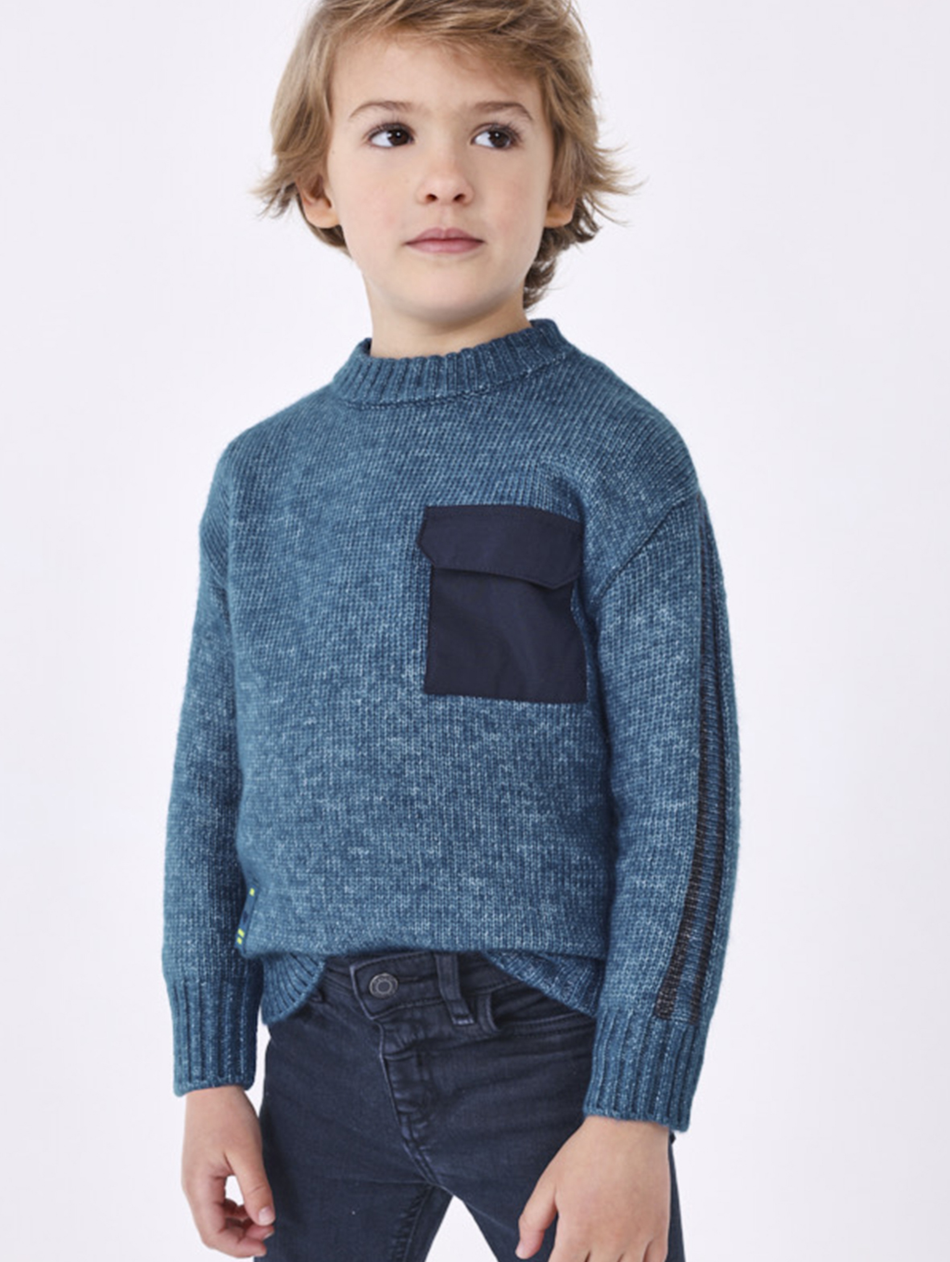 Niebieski sweter chłopięcy z kieszonką - Mayoral