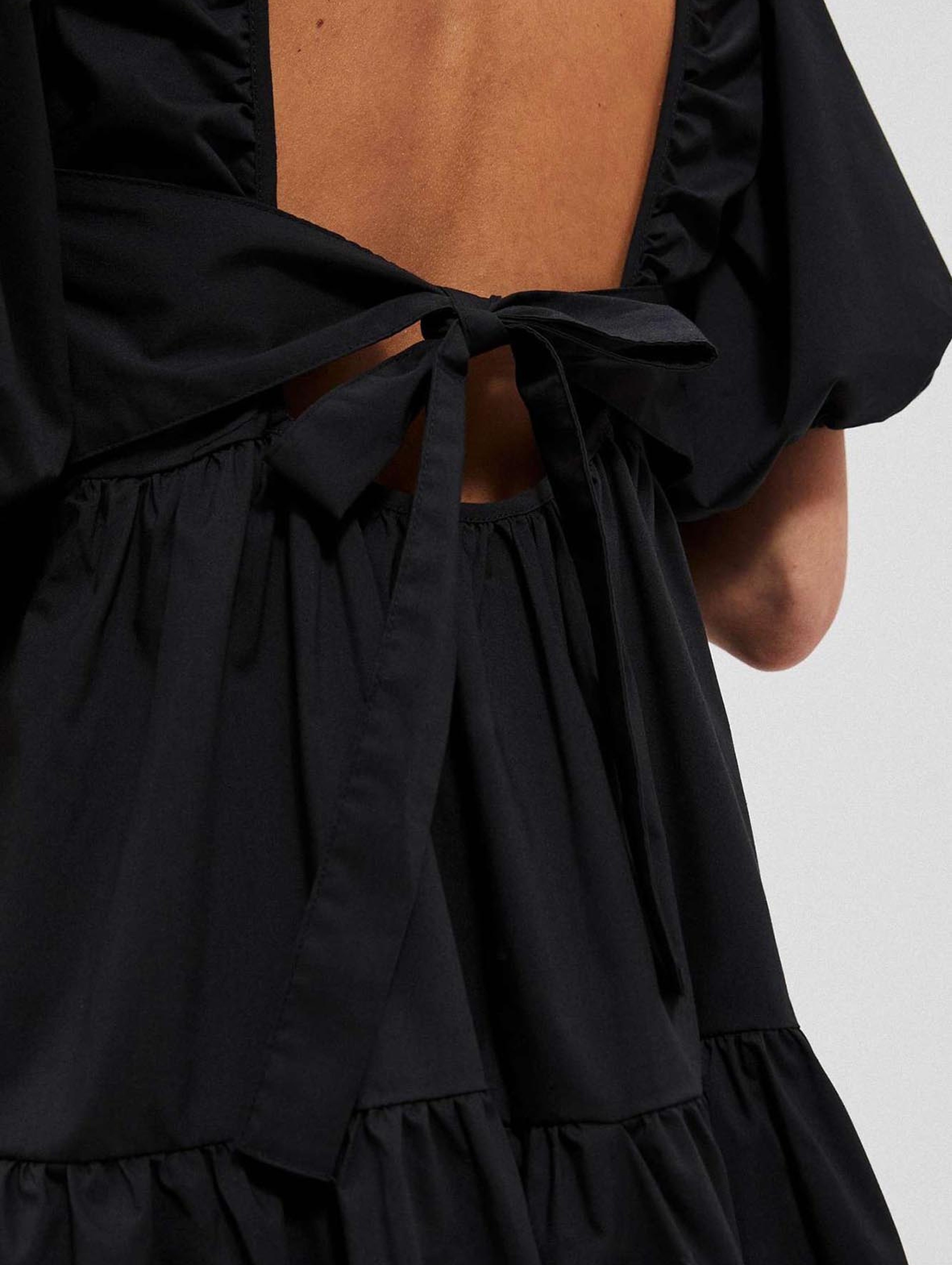 Czarna trapezowa sukienka damska z odkrytymi plecami