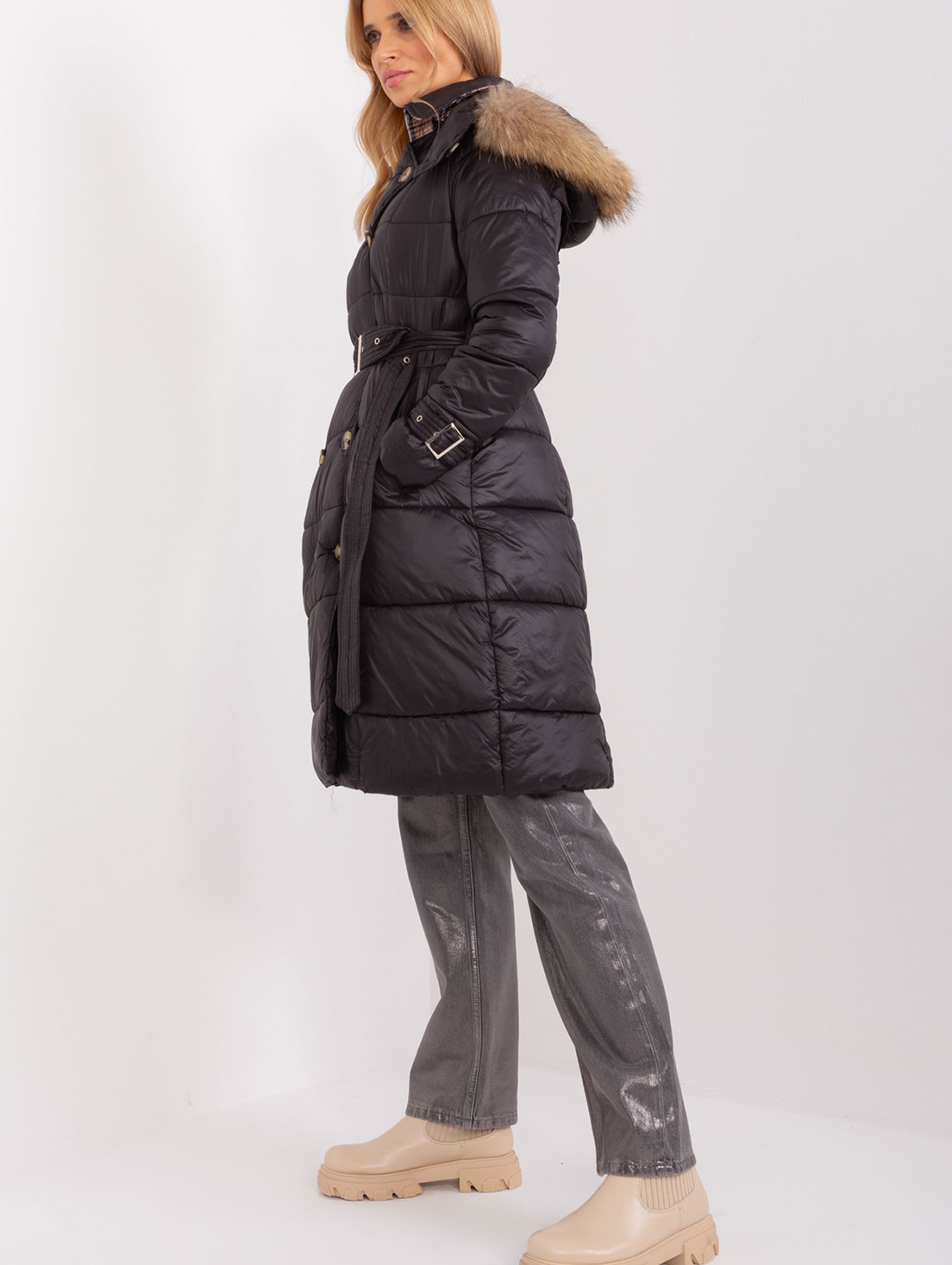 Czarna pikowana kurtka zimowa z guzikami