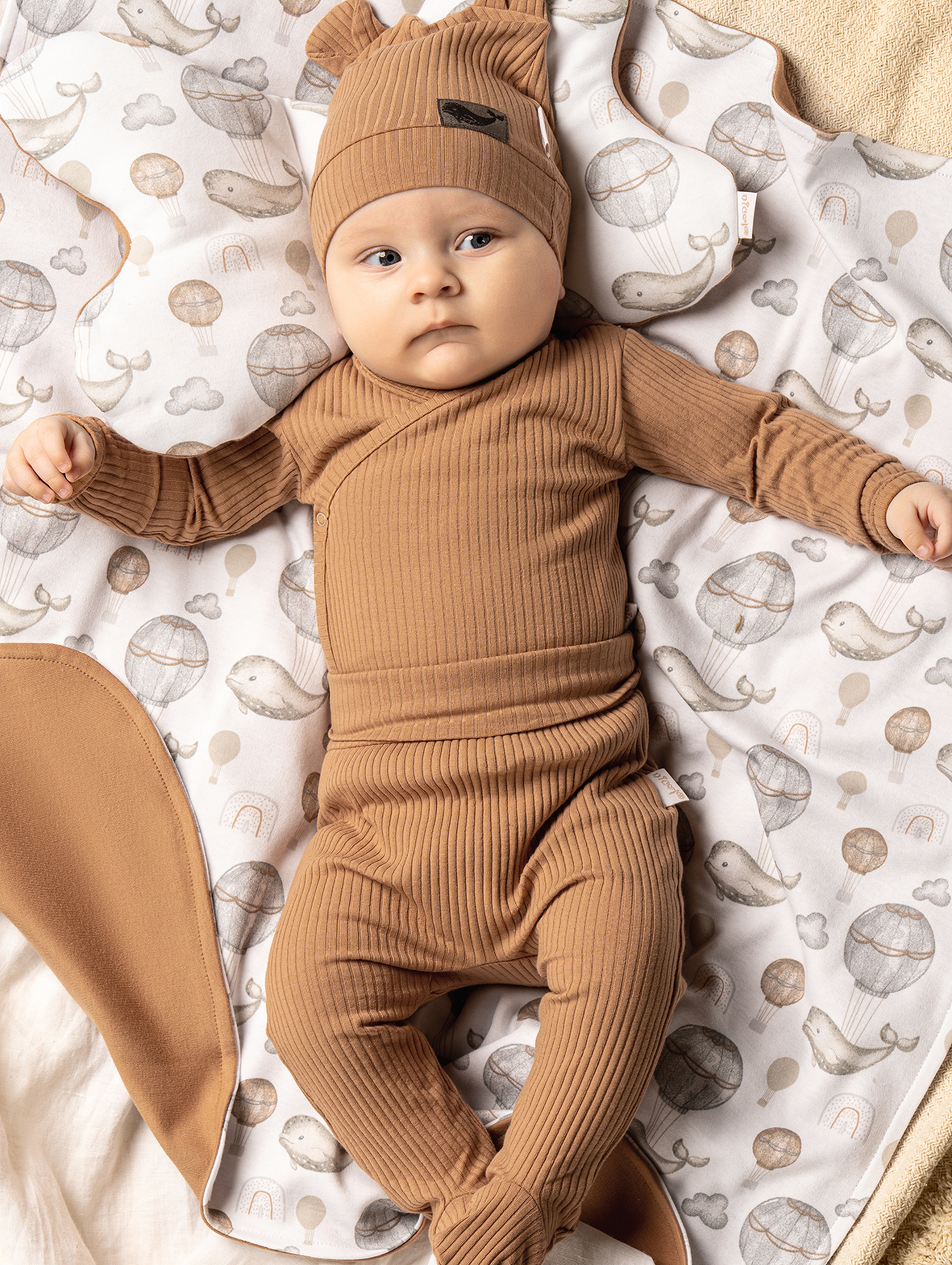 Beżowy półśpioch niemowlęcy z prążkowanej bawełny