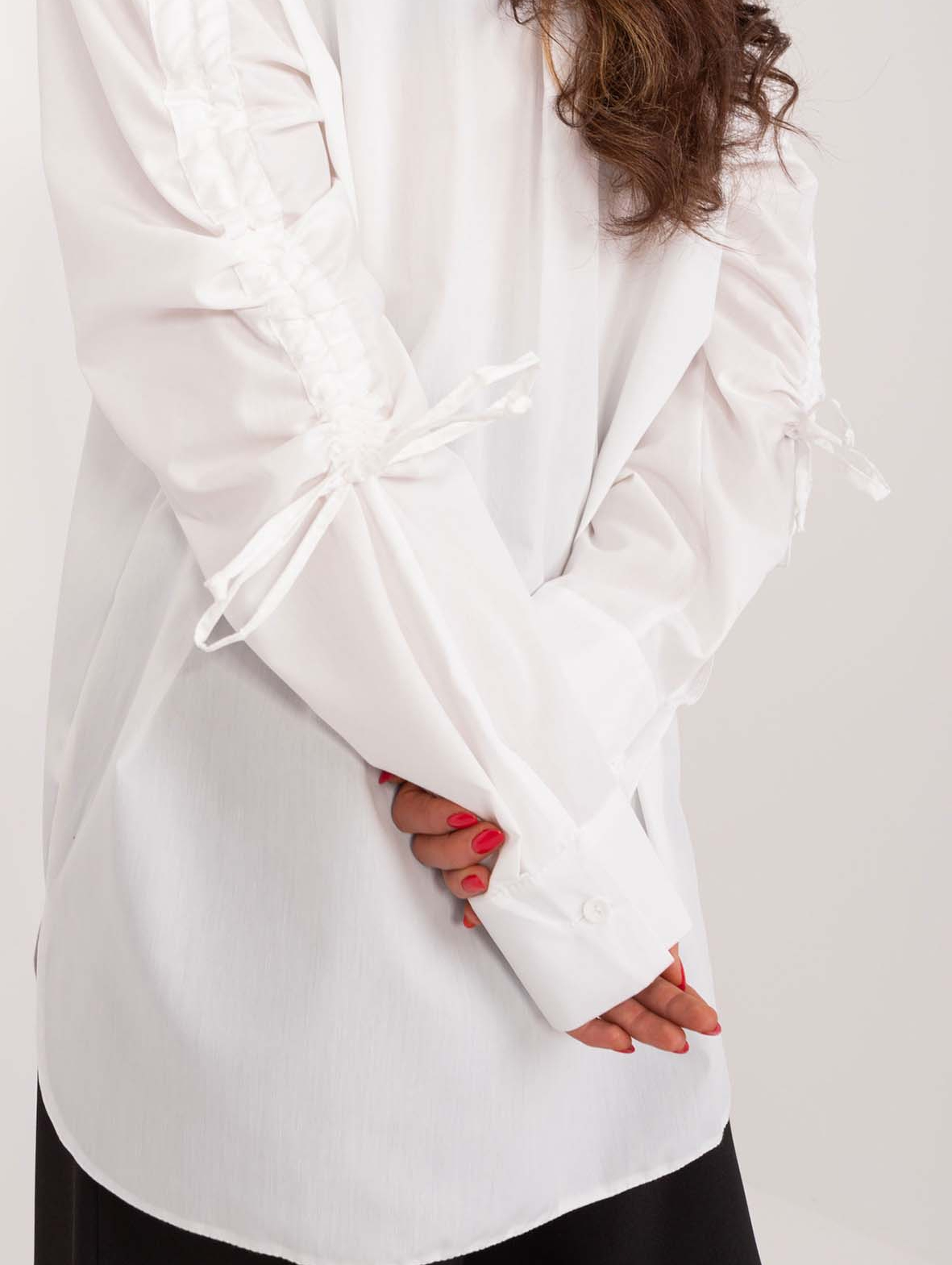 Biała długa koszula damska ze ściągaczami na rękawach