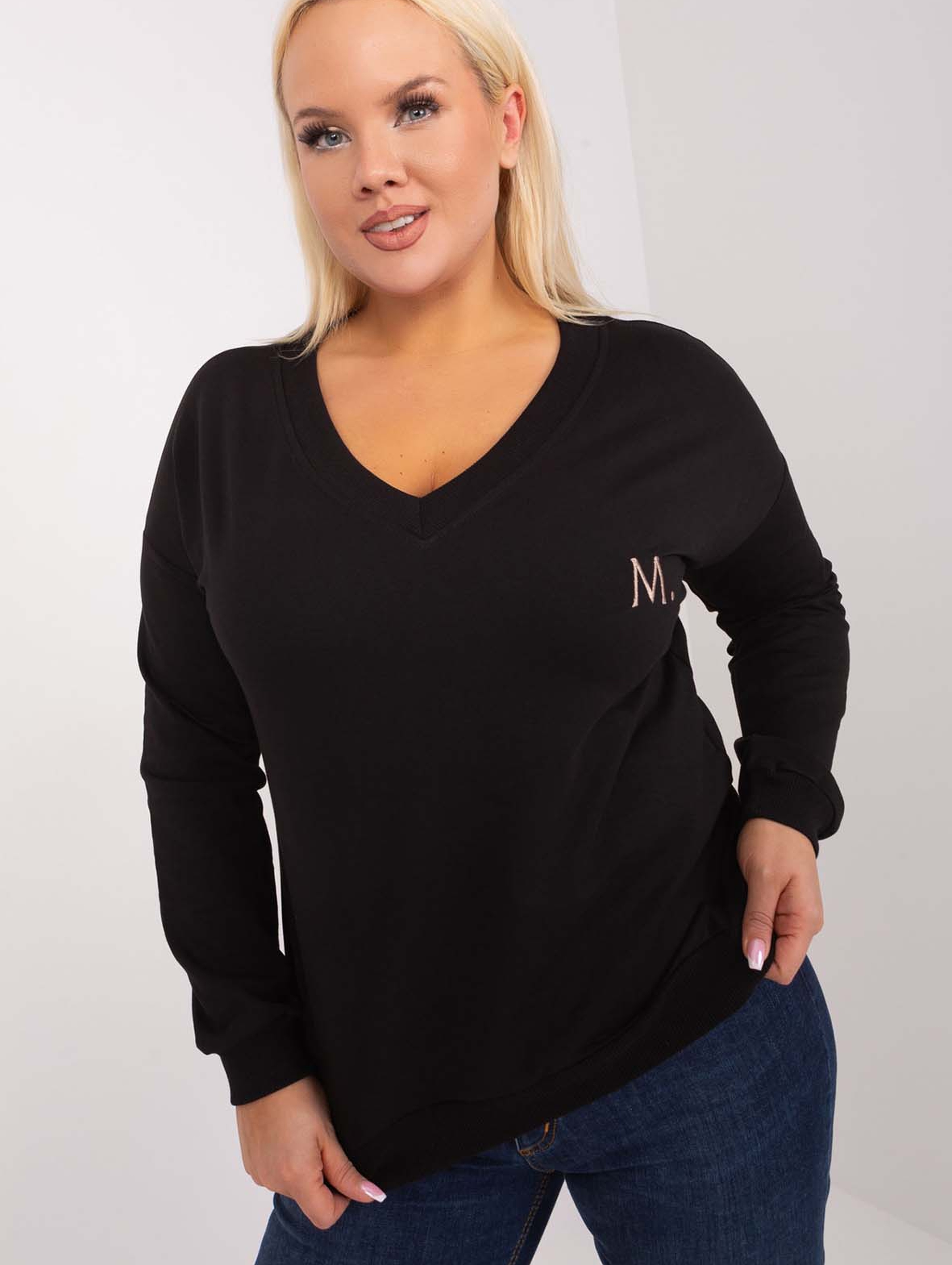 Czarna casualowa bluzka damska plus size z literą M