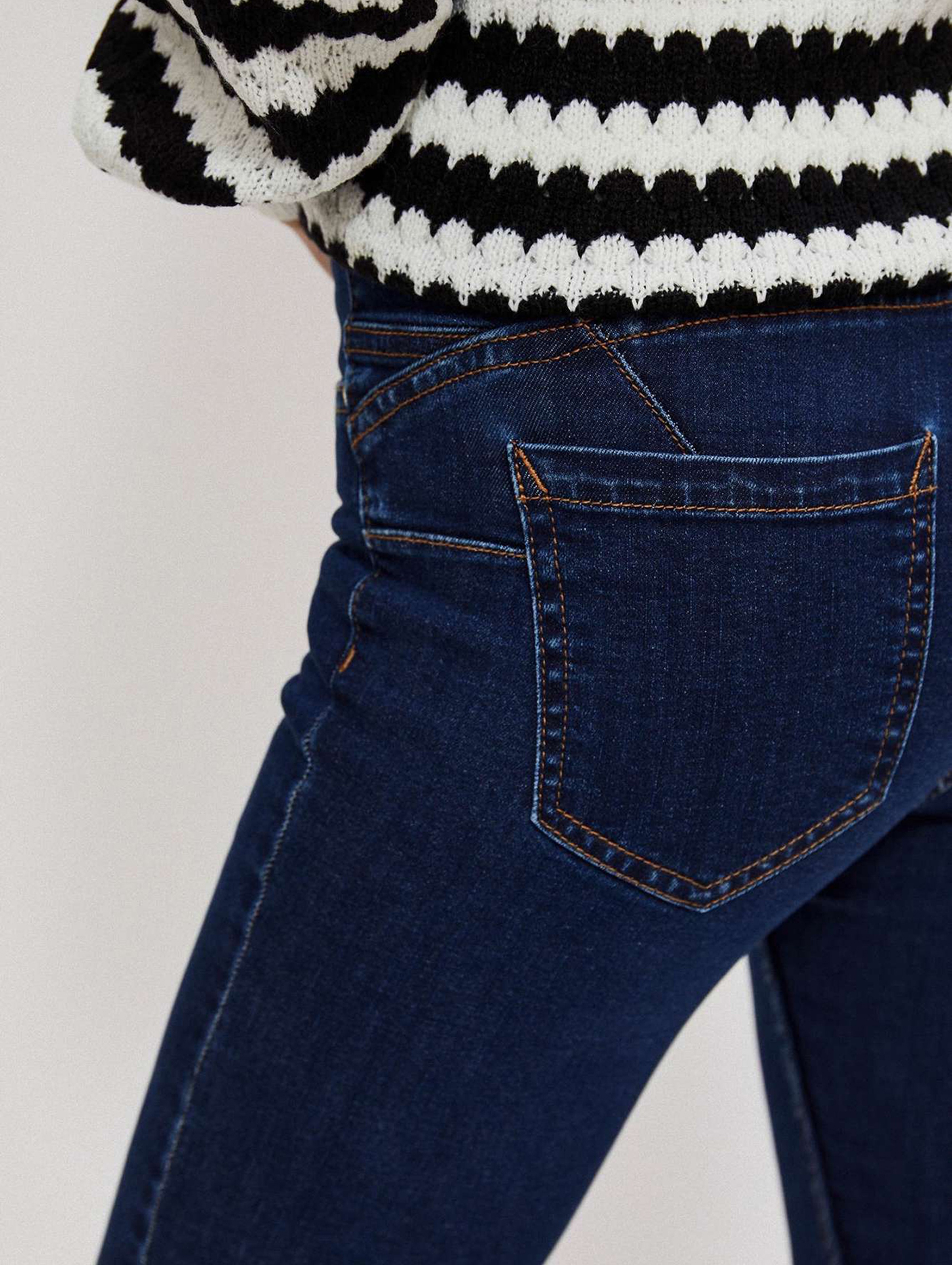 Granatowe spodnie damskie jeansowe z ozdobnymi guzikami