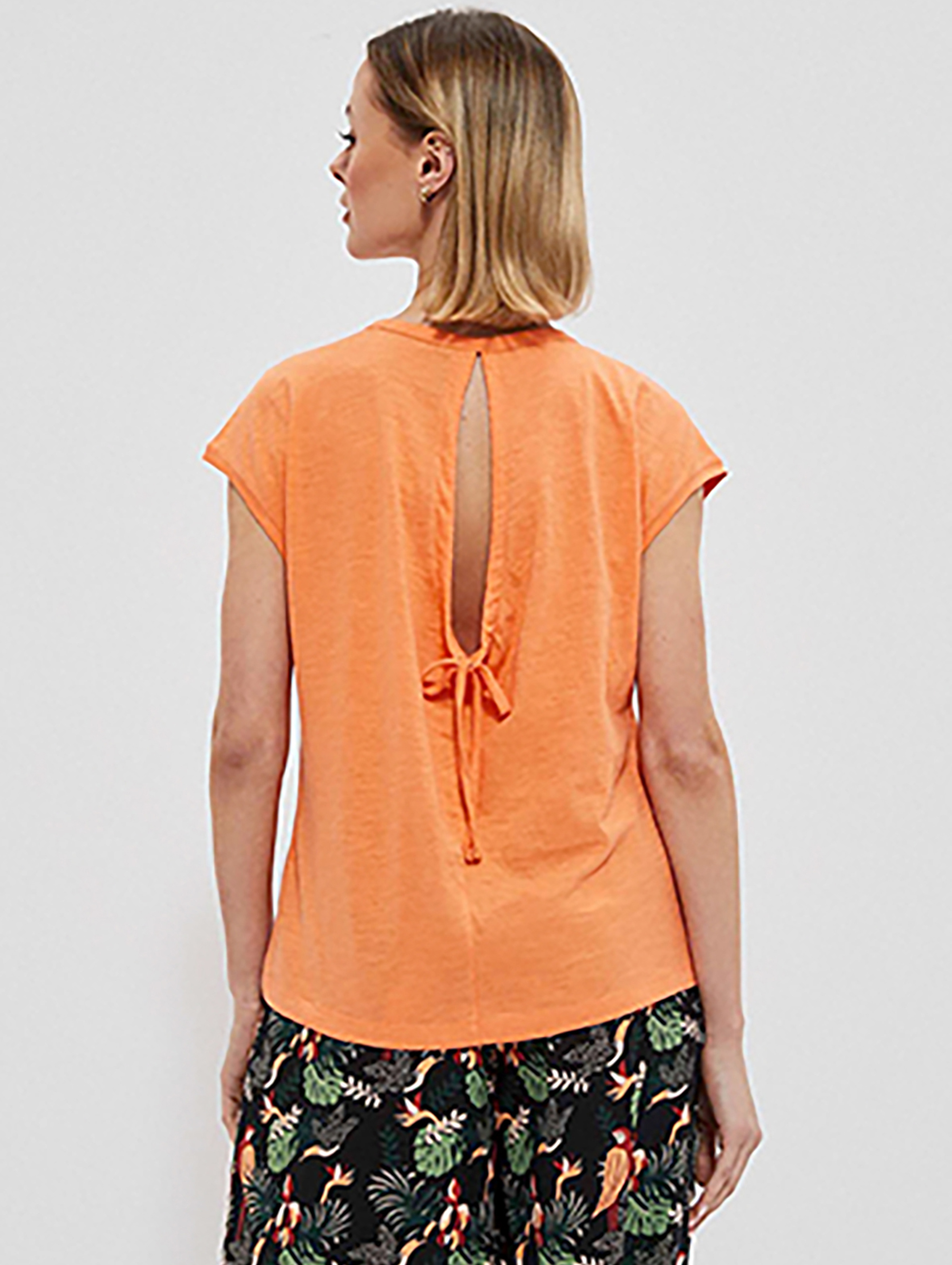 T-shirt damski z rozcięciem na plecach pomarańczowy