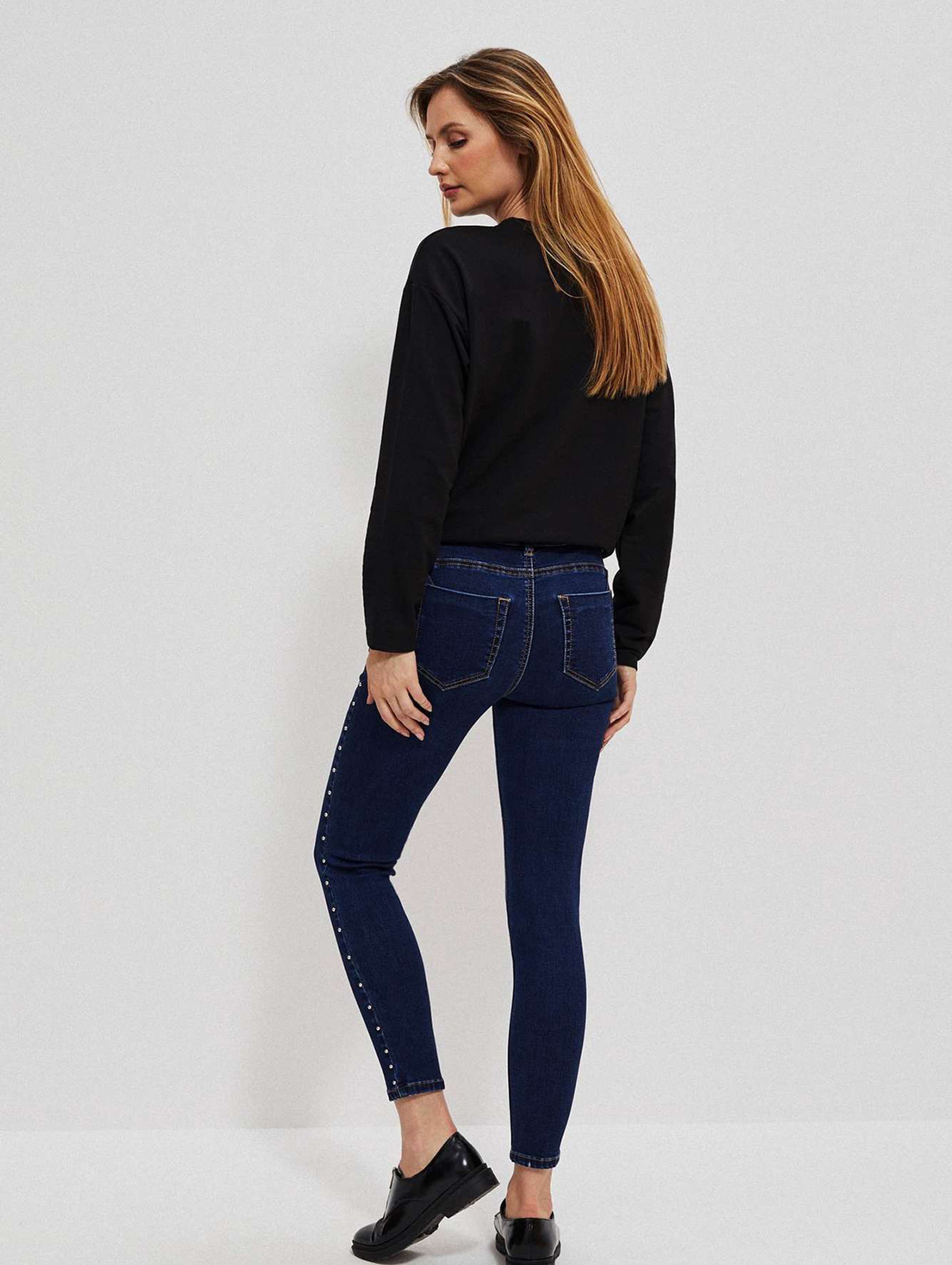 Granatowe spodnie damskie jeansowe rurki z dżetami
