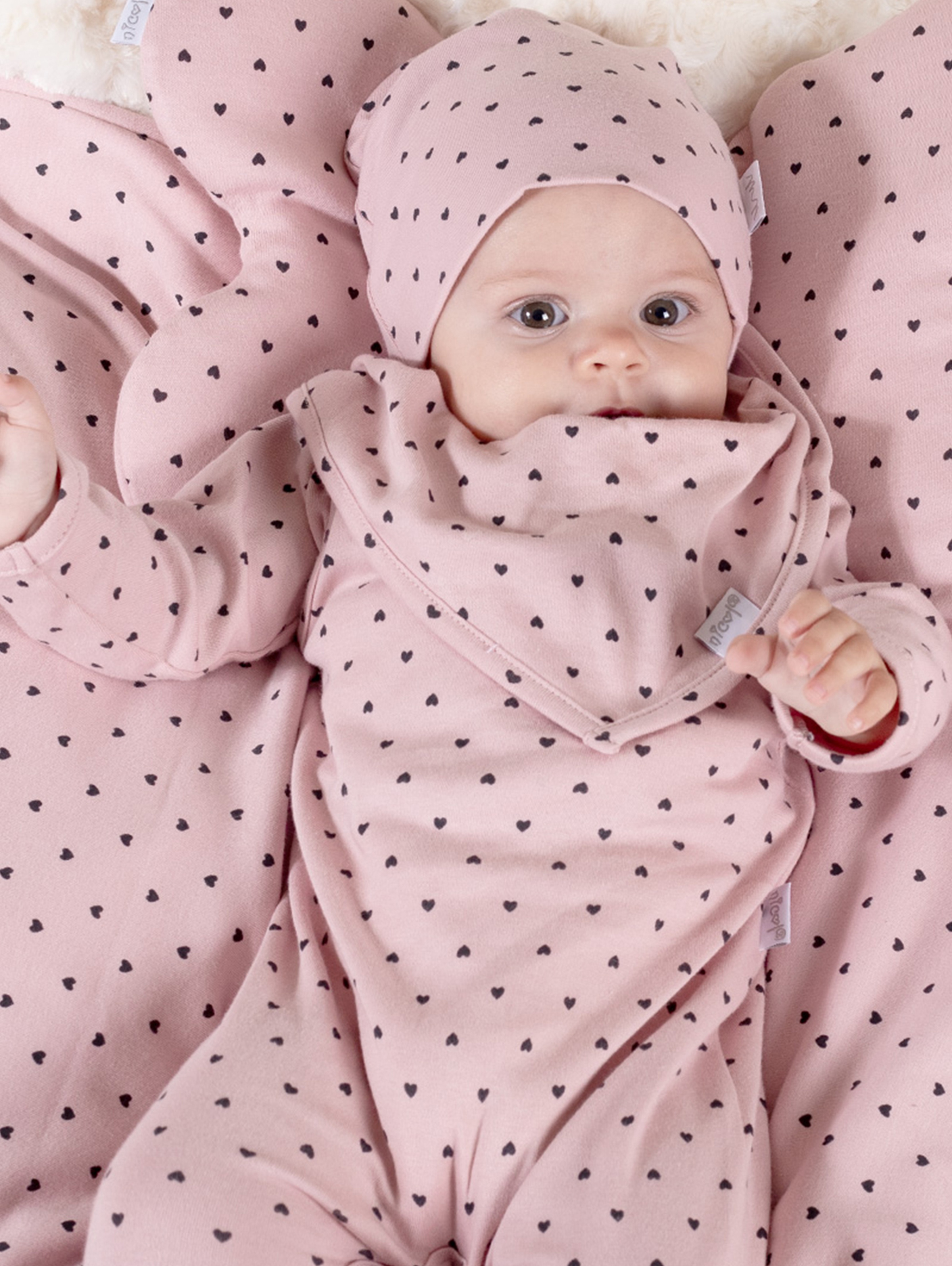 Różowa czapka niemowlęca dziewczęca w serduszka