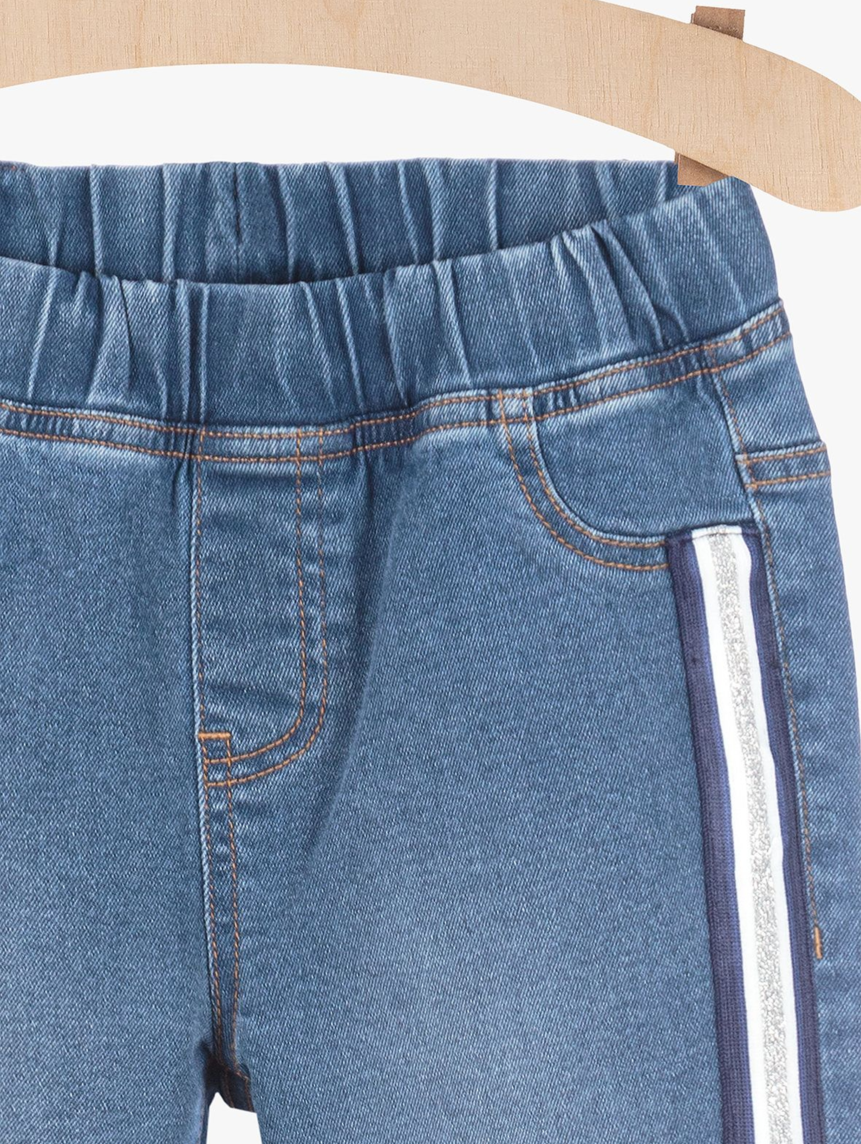 Niebieskie spodnie jeansowe z lampasami