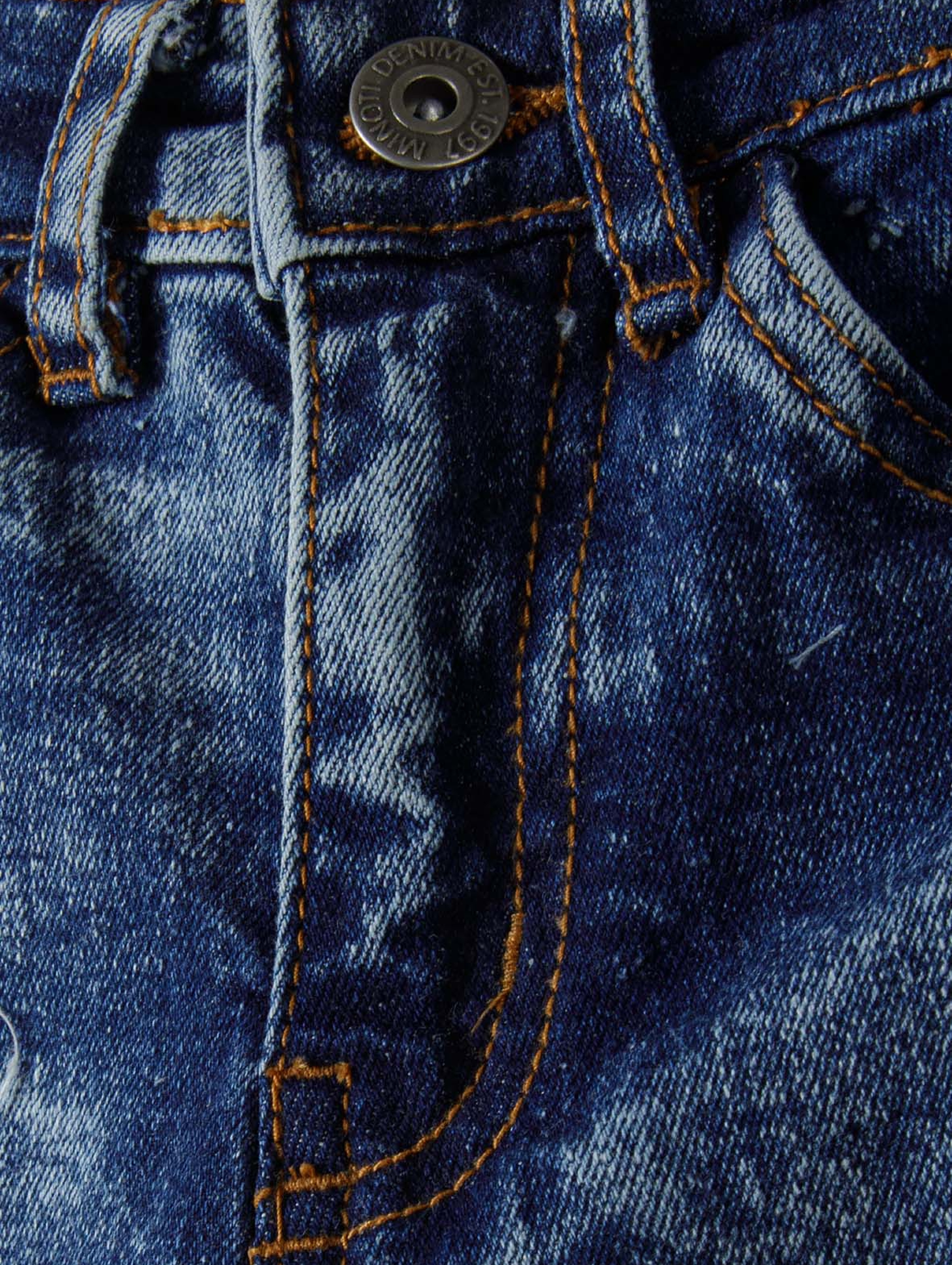 Ciemnoniebieskie chłopięce spodnie jeansowe z przetarciami