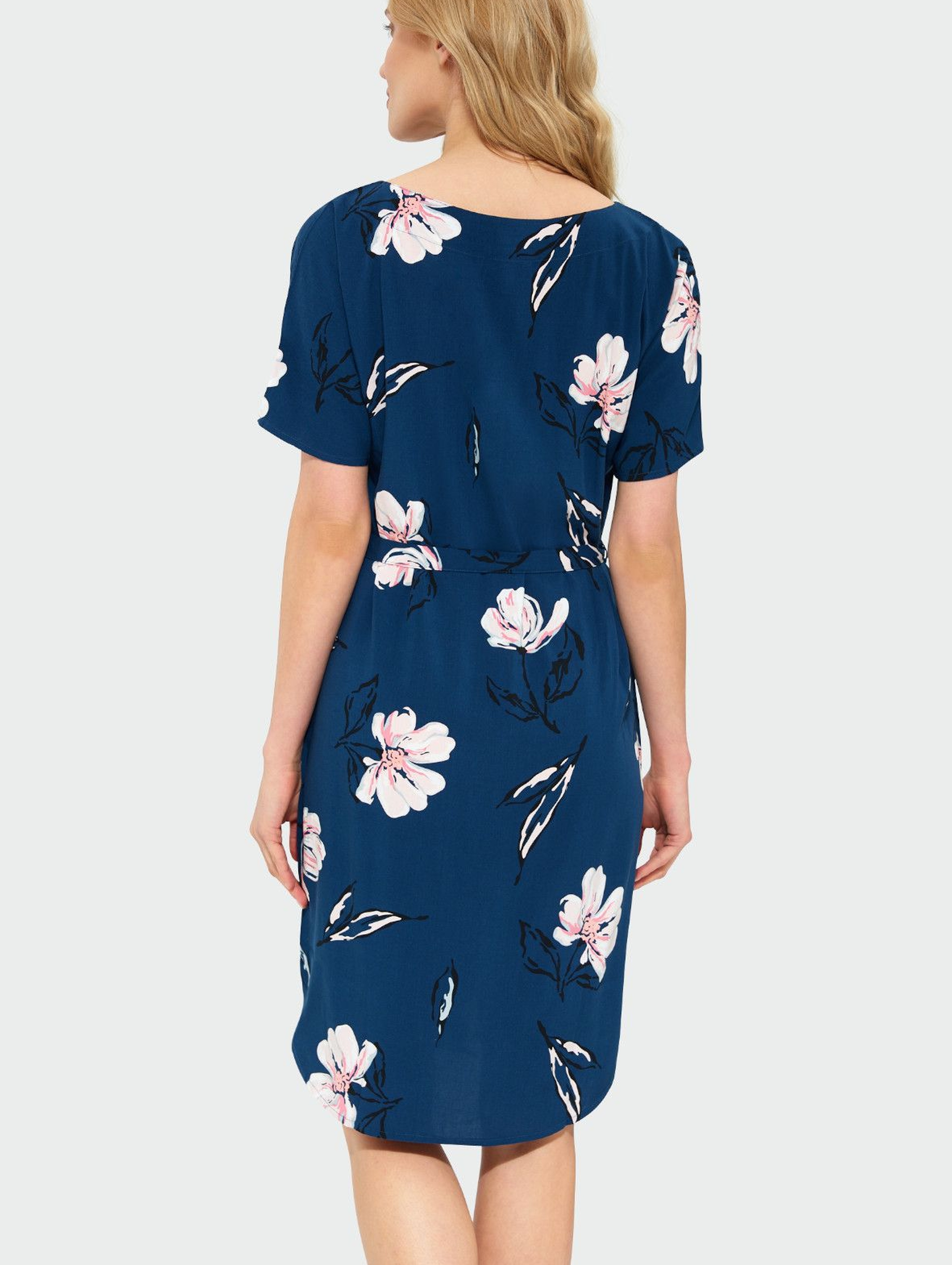 Granatowa wiskozowa sukienka z kwiatowym nadrukiem o luźnym kroju