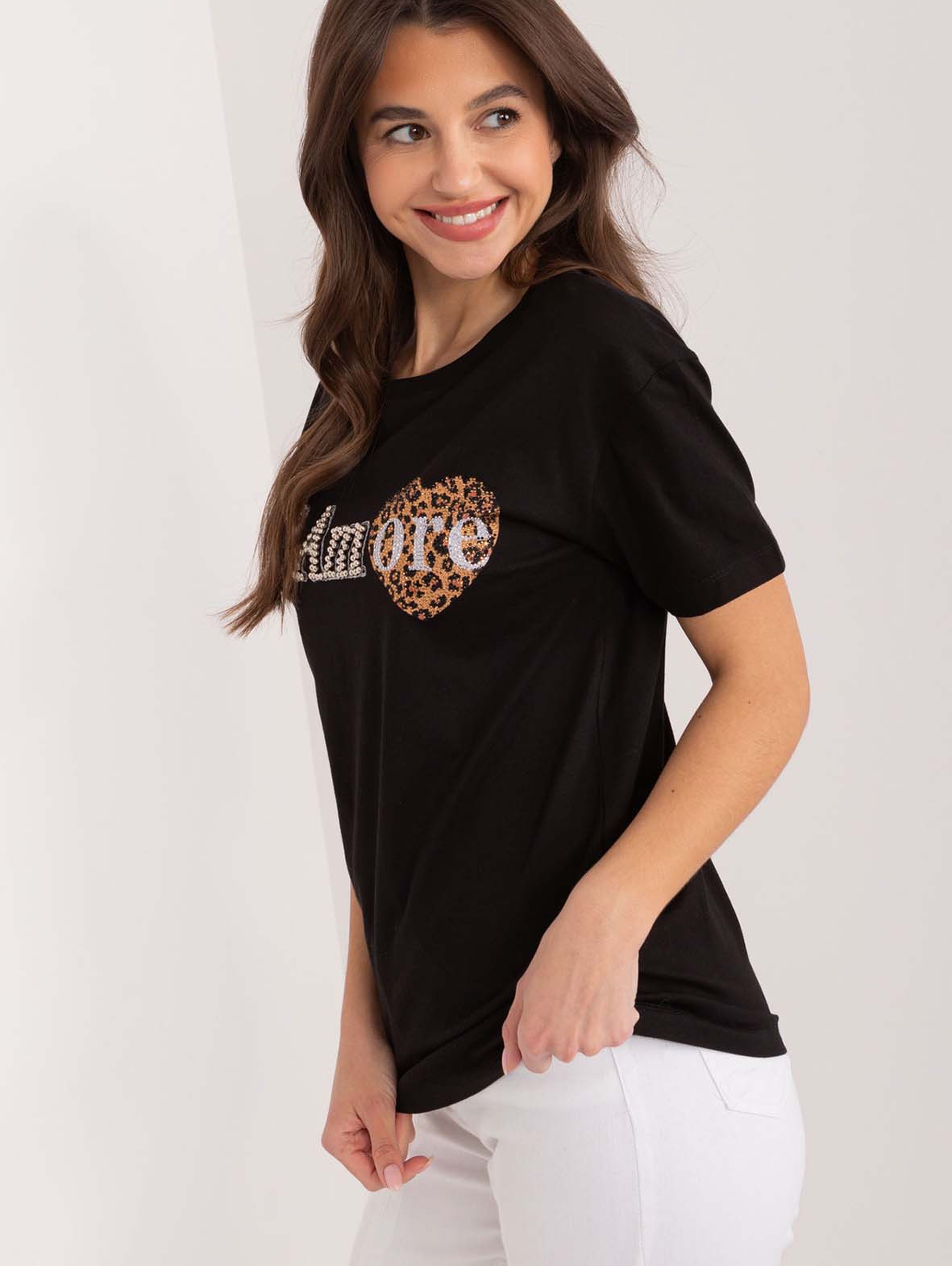 Czarny bawełniany t-shirt damski z aplikacjami