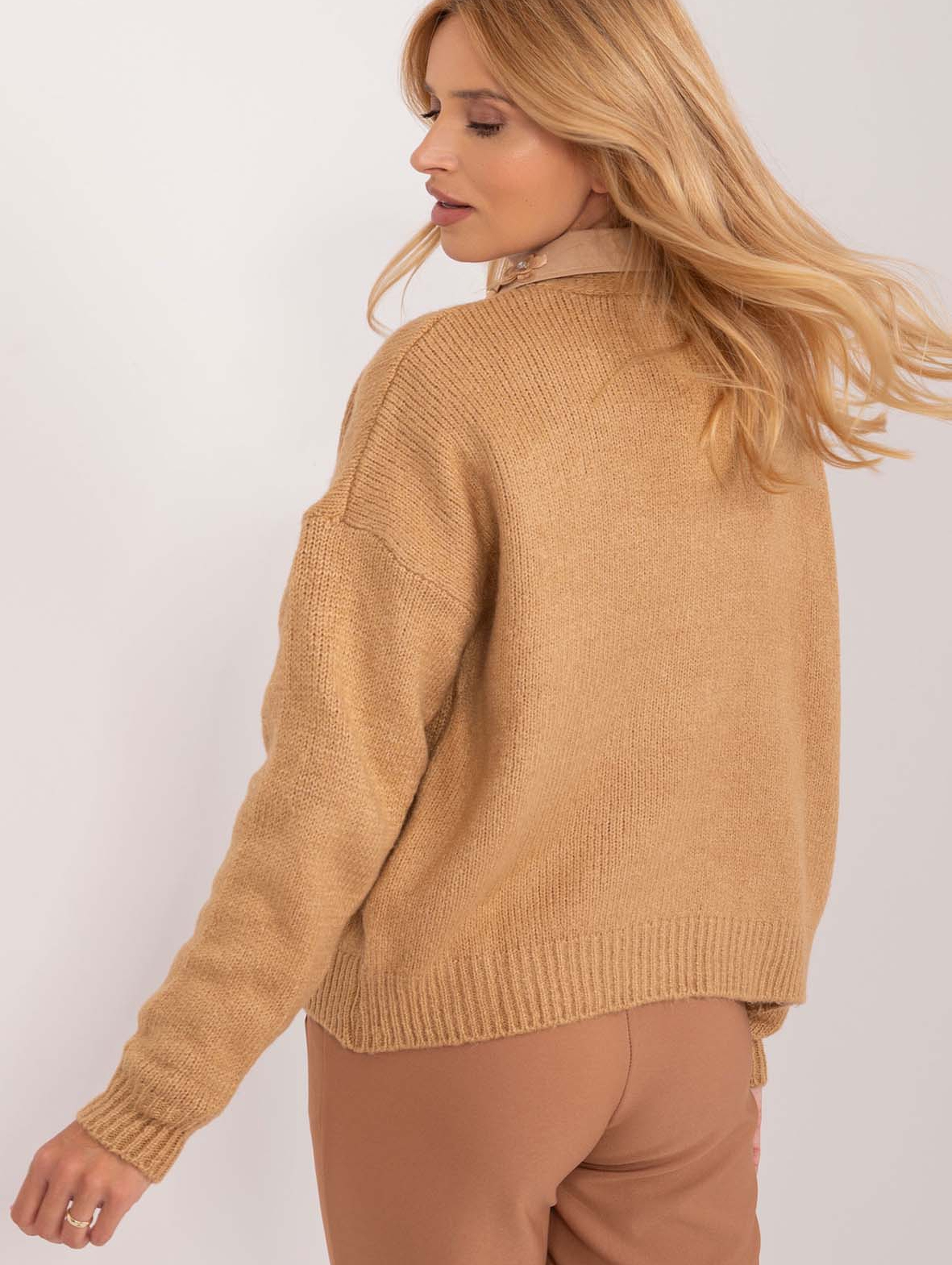Camelowy dzianinowy sweter damski z dekoltem V