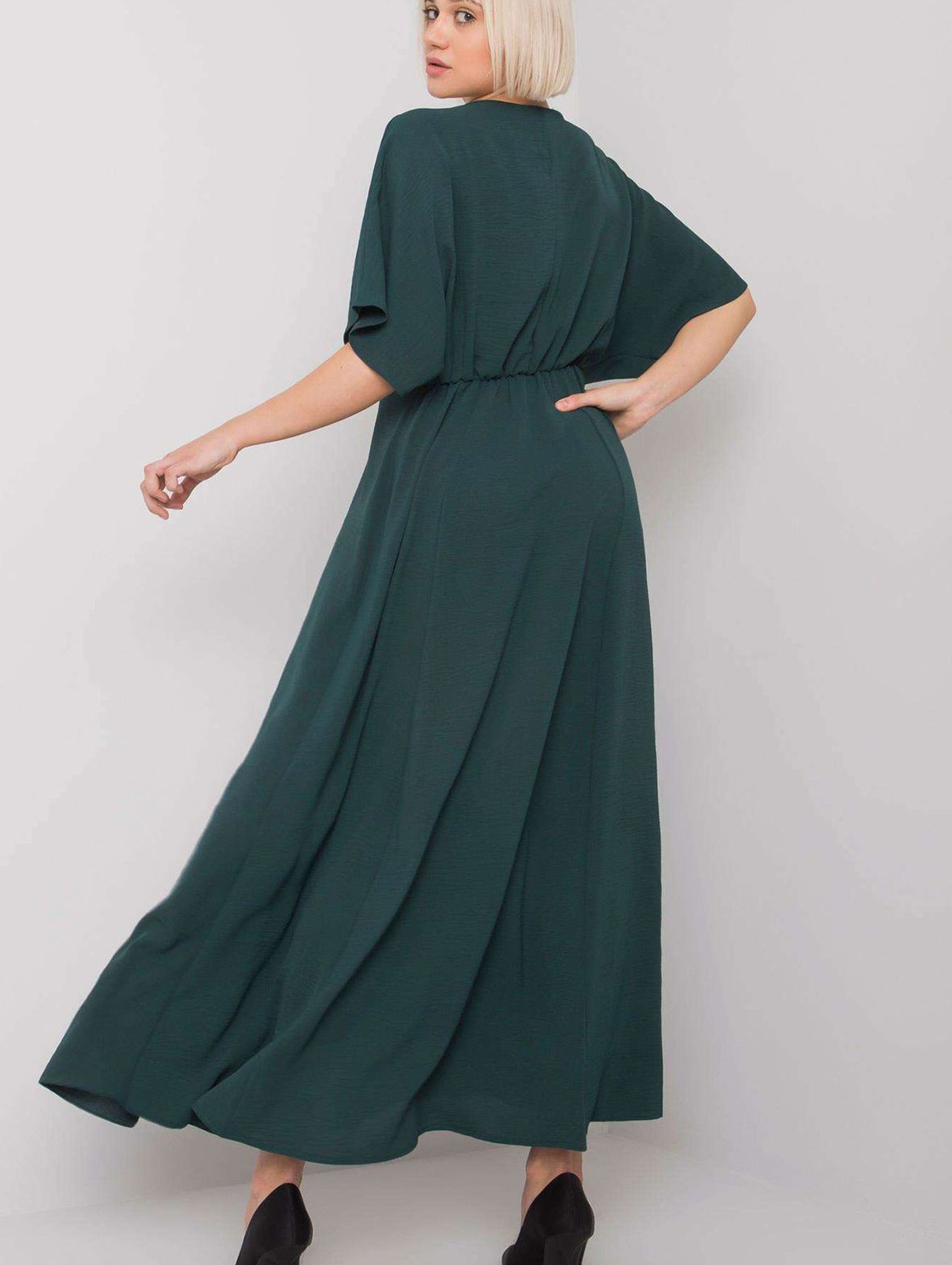 Długa sukienka damska z krótkim rękawem - ciemny zielony
