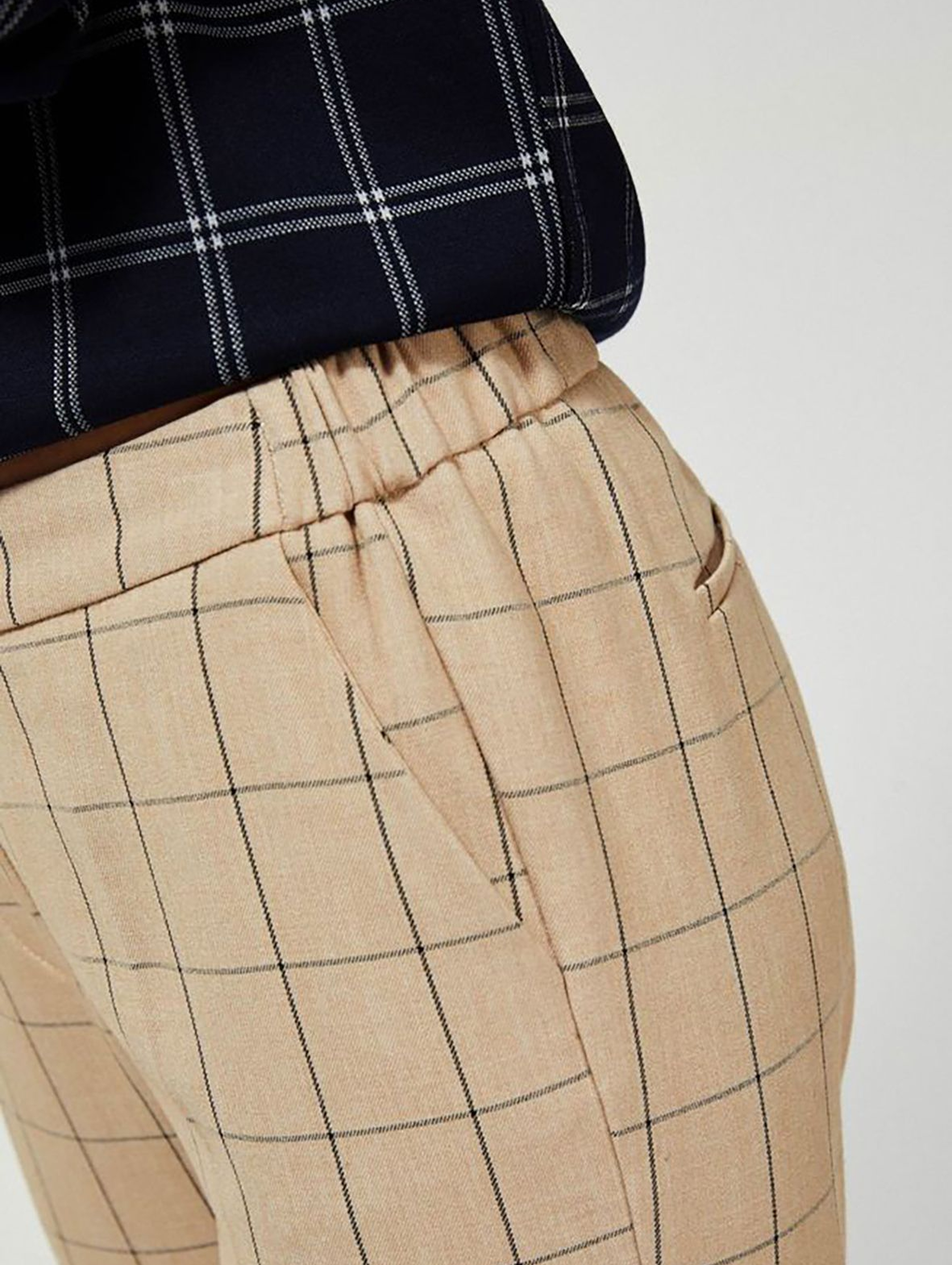 Spodnie cygaretki z gumką w pasie - beżowe w kratę