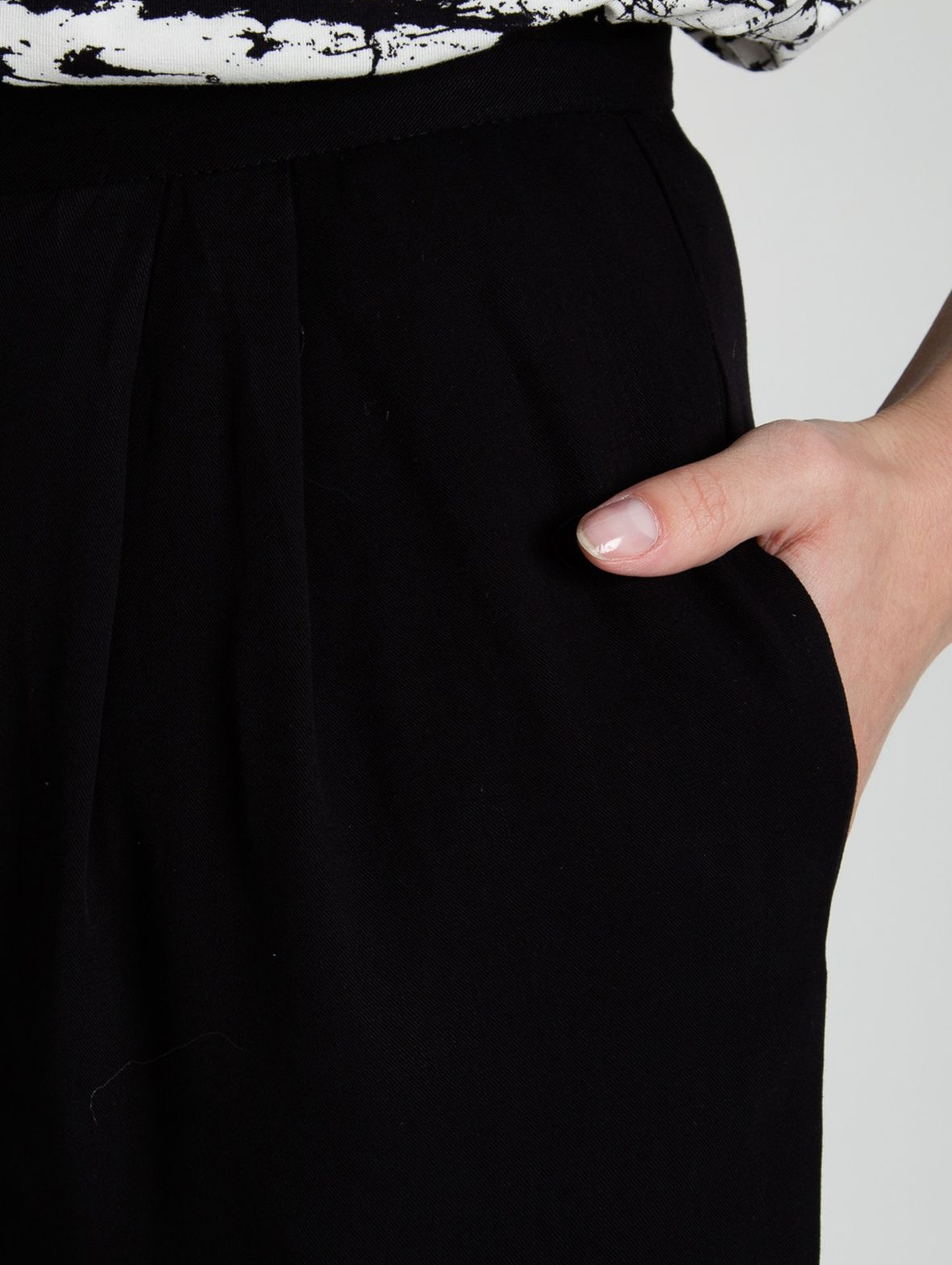 Spodnie damskie z ozdobnymi wiązaniami w kolorze czarnym