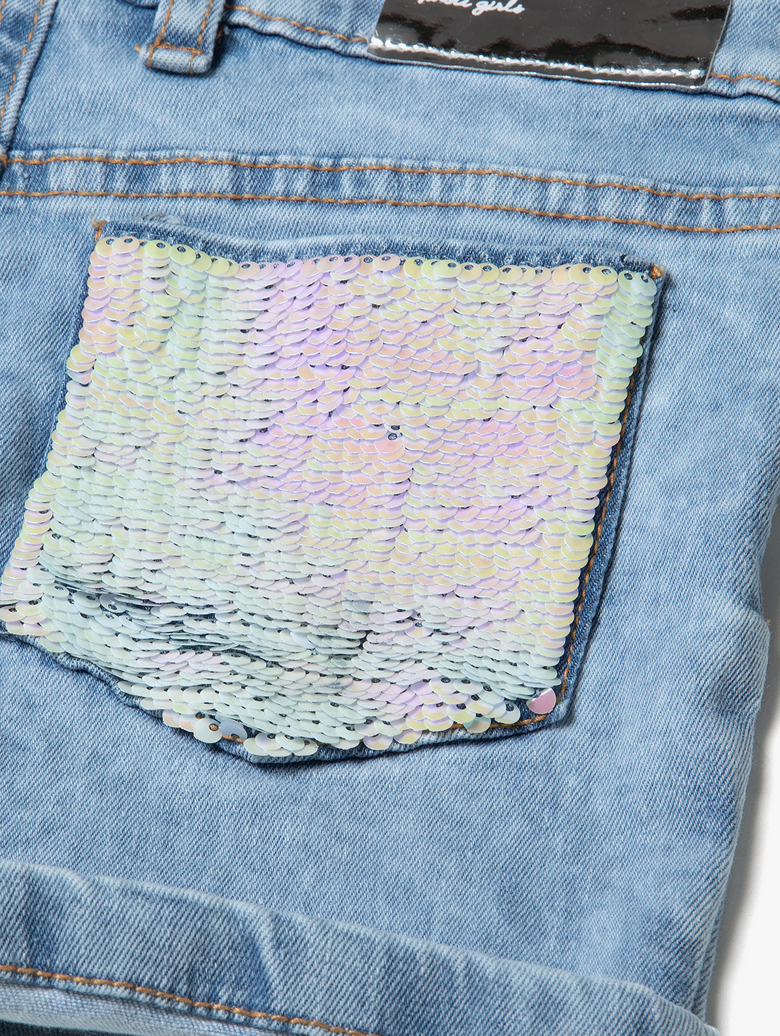 Jeansowe szorty dziewczęce z kieszenią z cekinami
