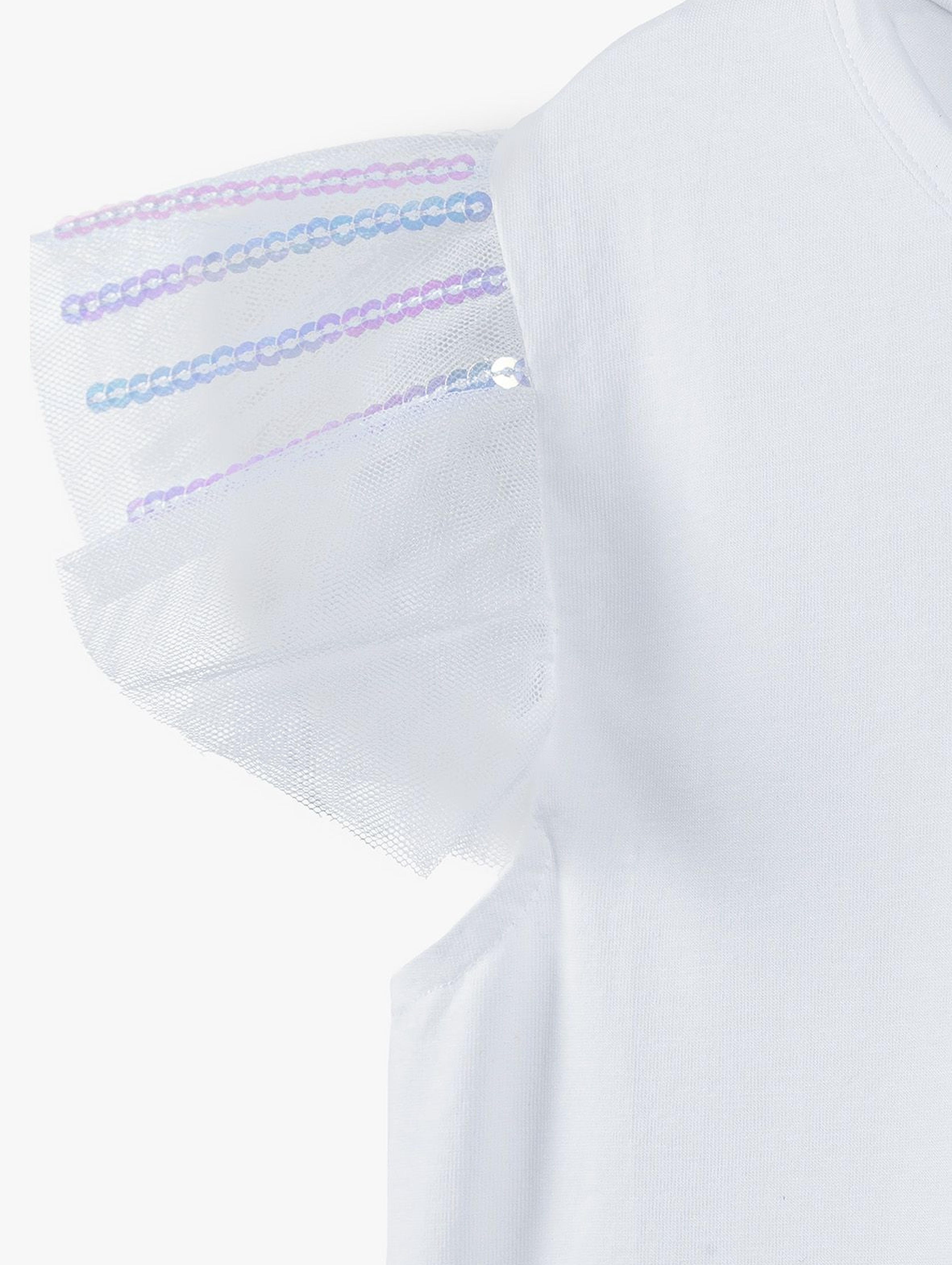 Biały t-shirt z tiulowymi falbankami przy rękawkach