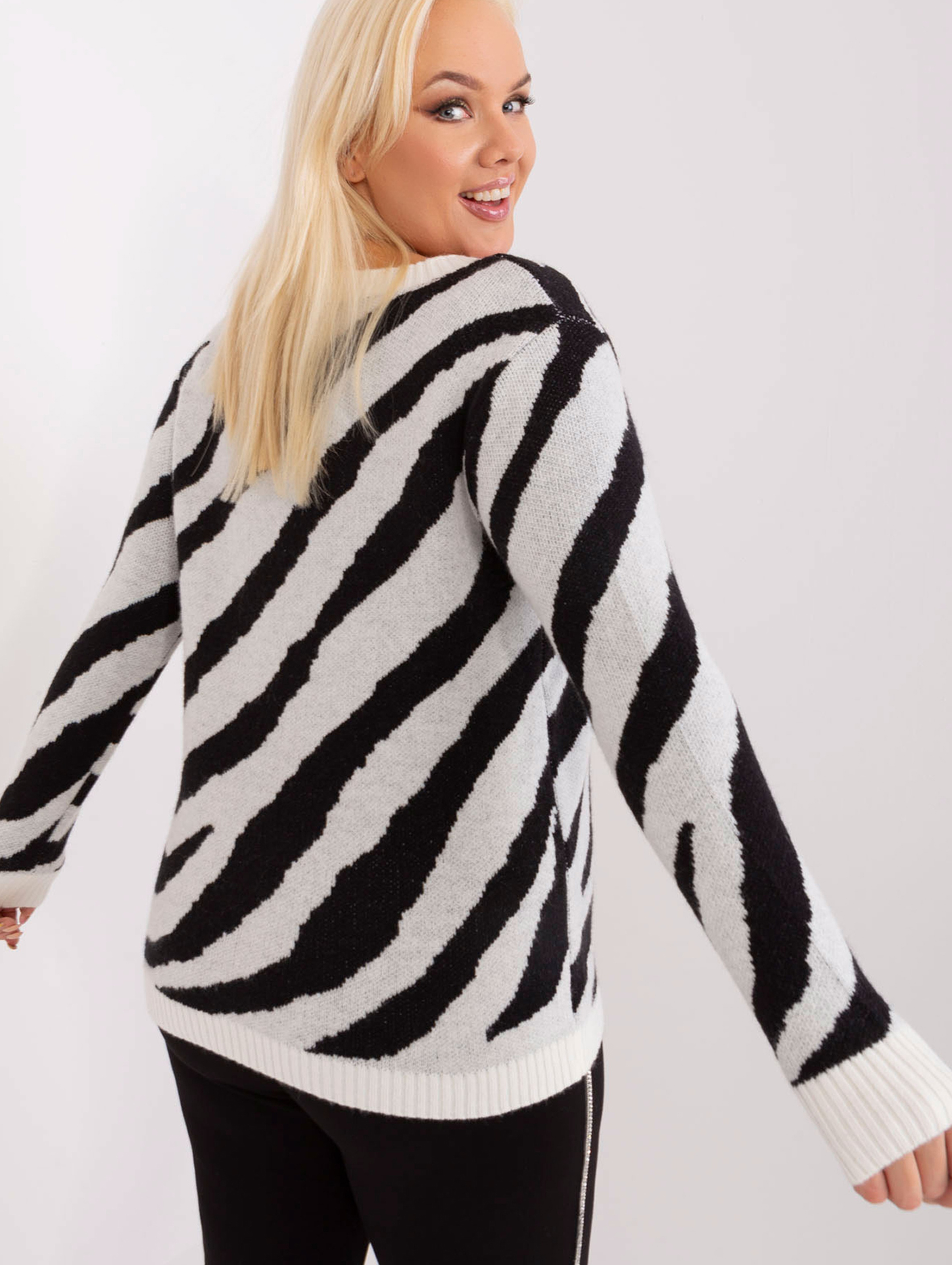 Sweter plus size ze zwierzęcym motywem biało-czarny