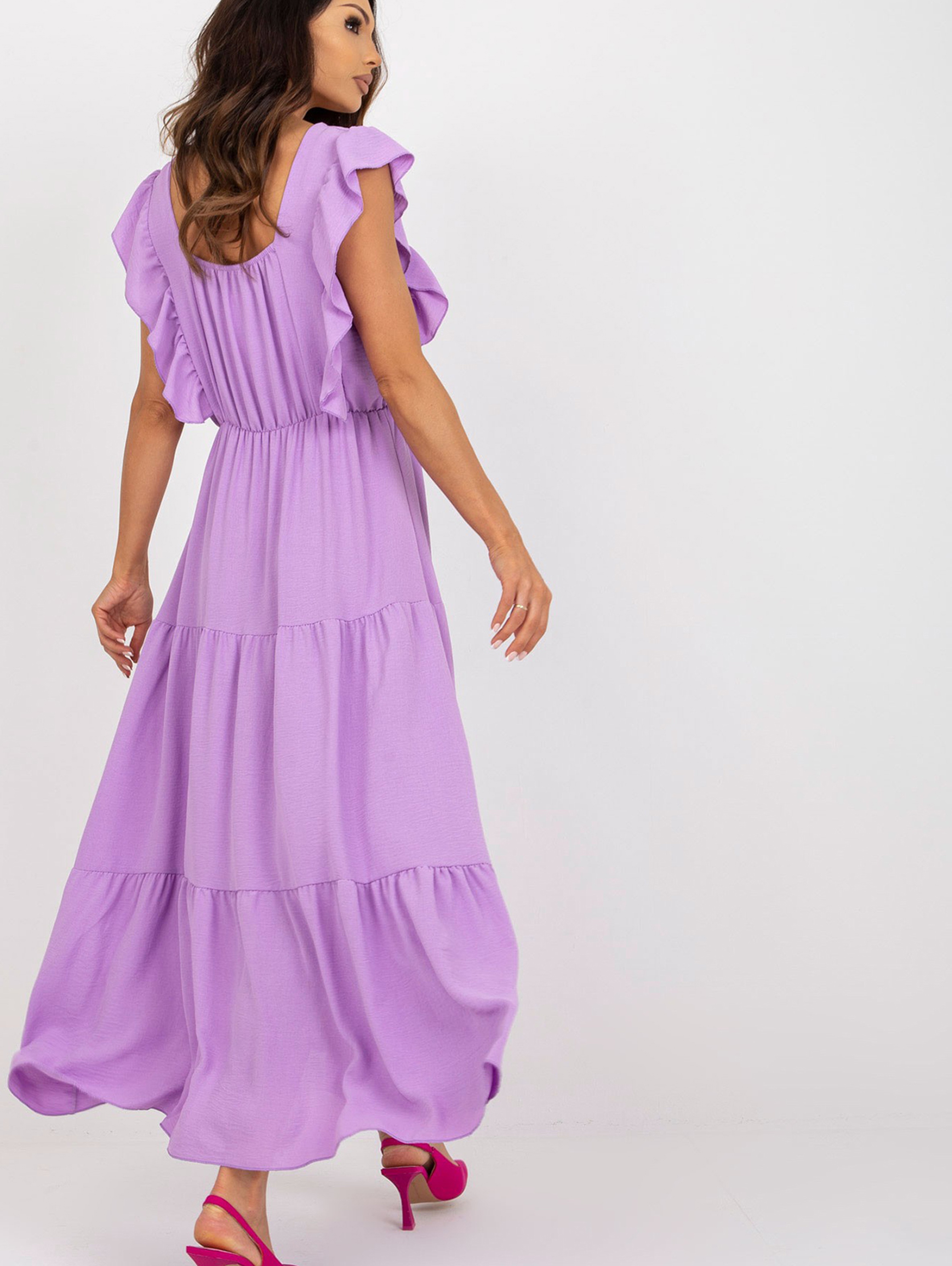 Jasnofioletowa sukienka z falbaną o długości midi