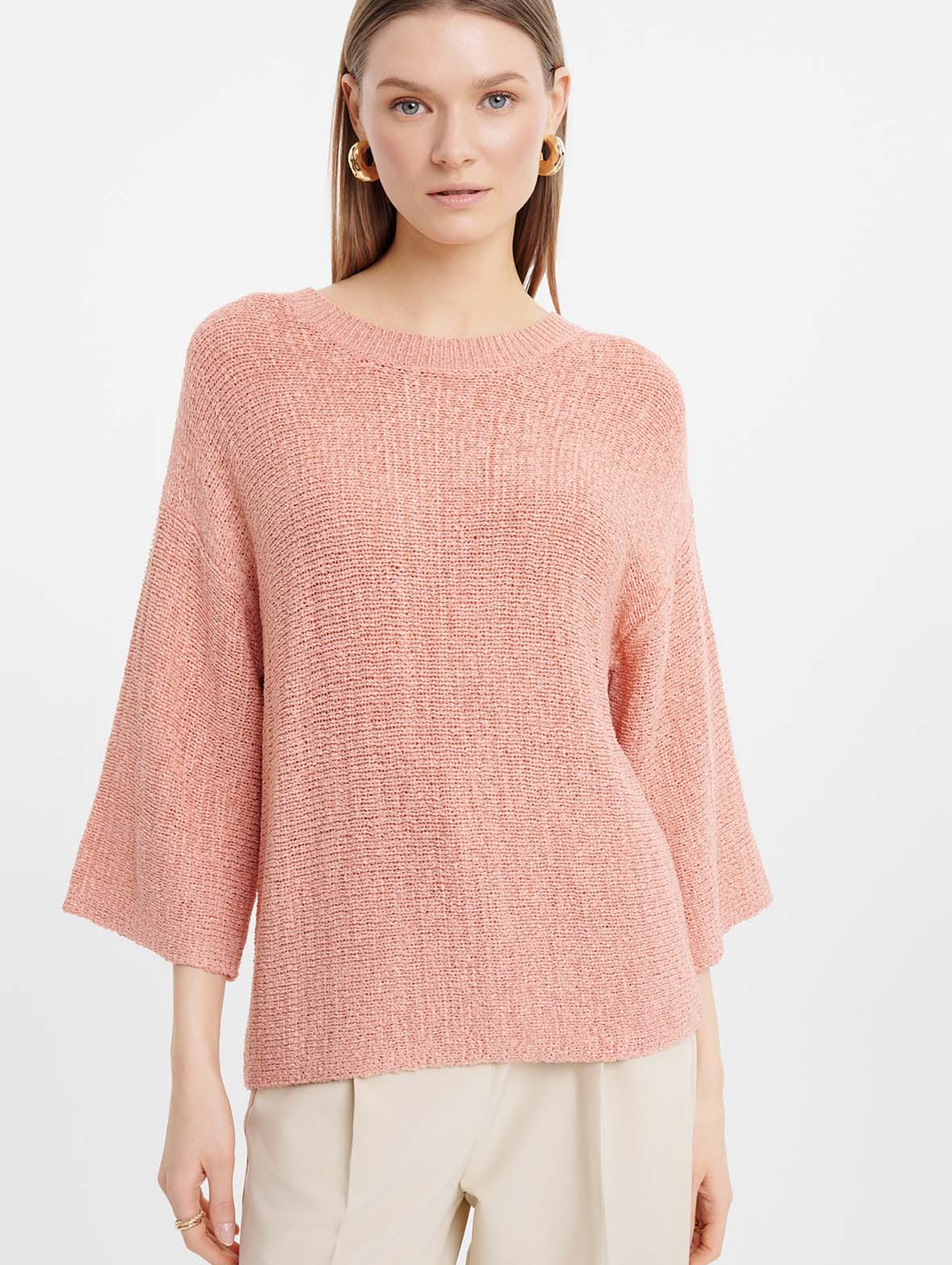 Dzianinowy różowy sweter damski z szerokim rękawem