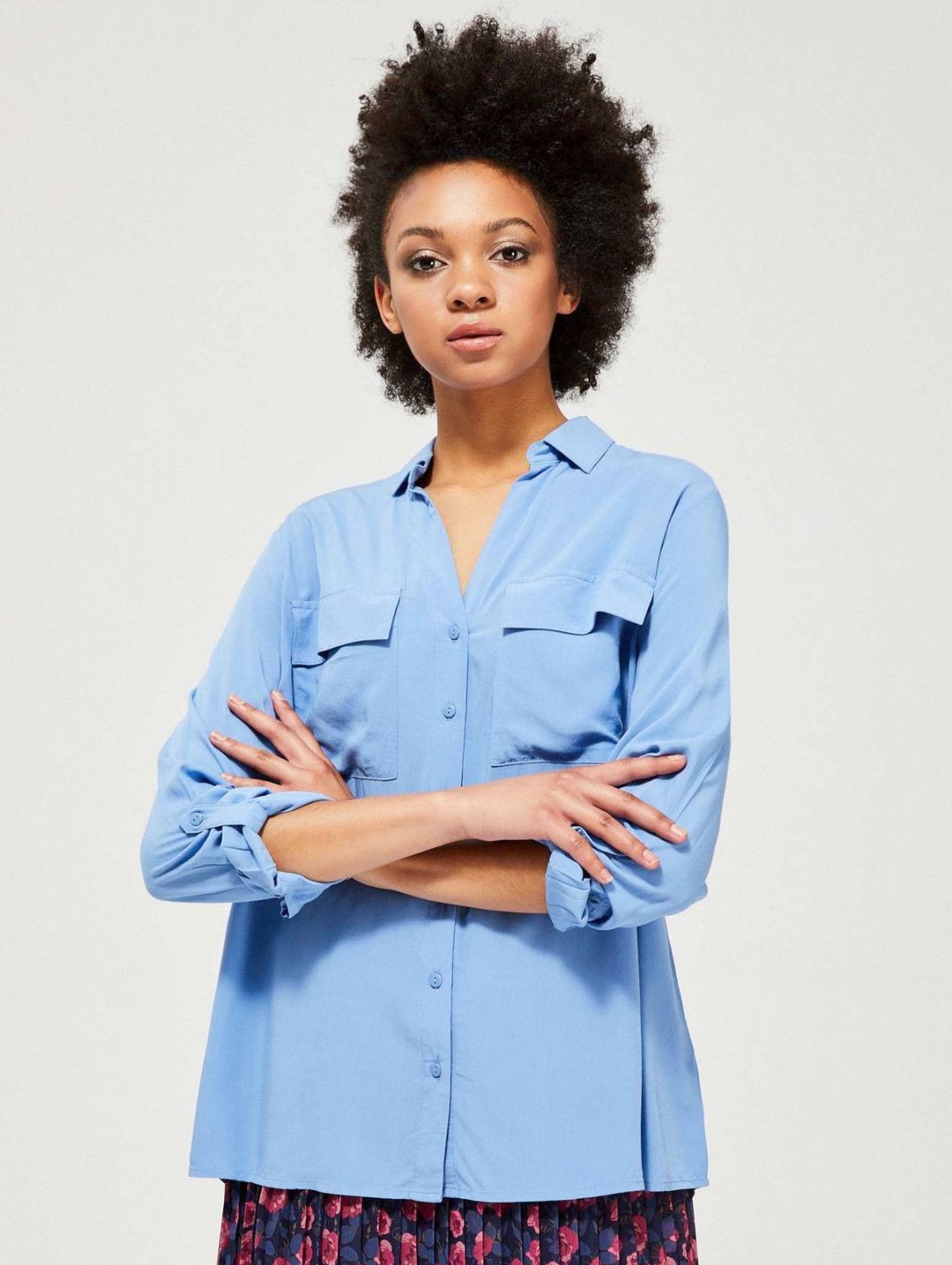 Niebieska rozpinana koszula damska z kieszeniami