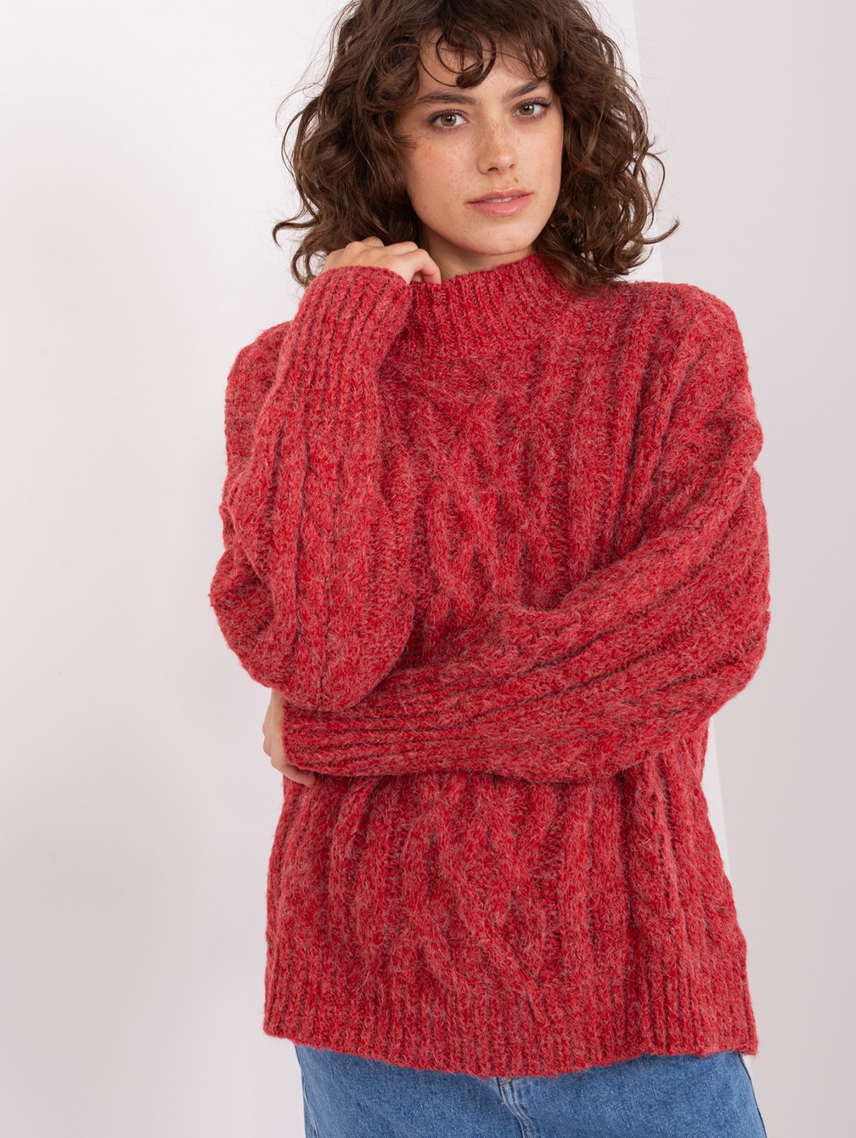 Ciemnoczerwony sweter z warkoczami i ściągaczami