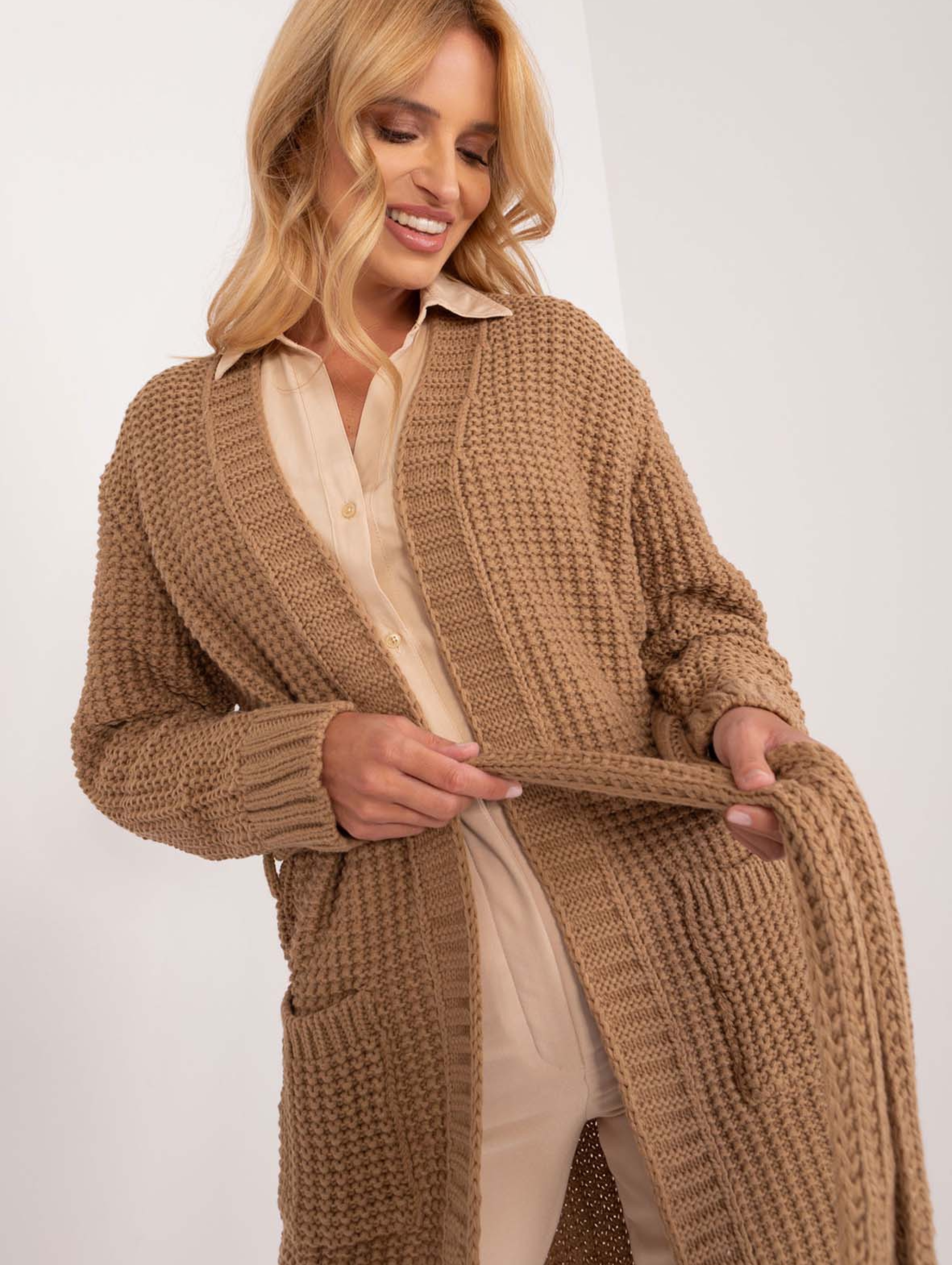 Camelowy długi dzianinowy sweter kardigan z paskiem