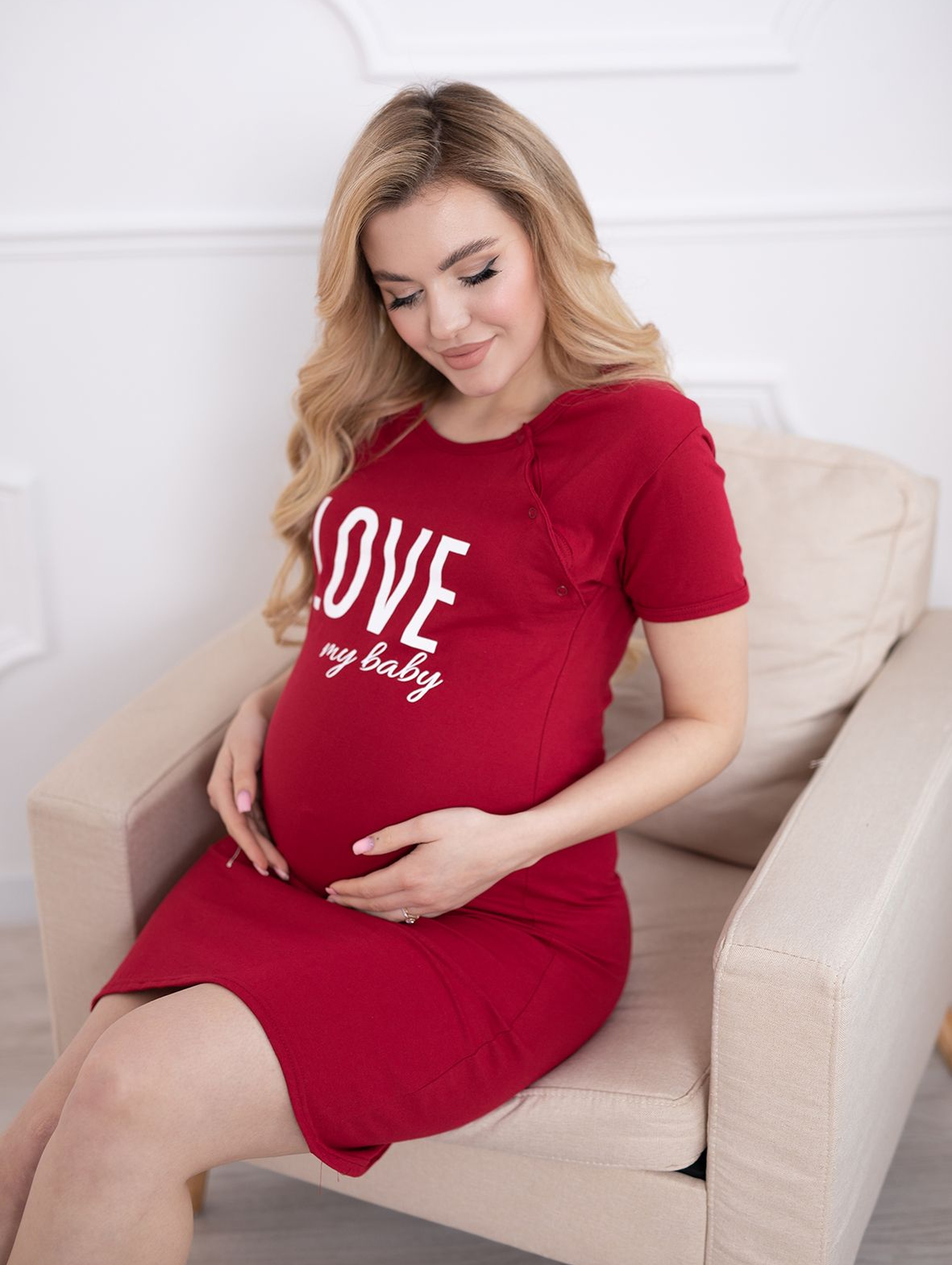 Bawełniana koszula dla kobiet w ciąży z białym napisem - czerwona