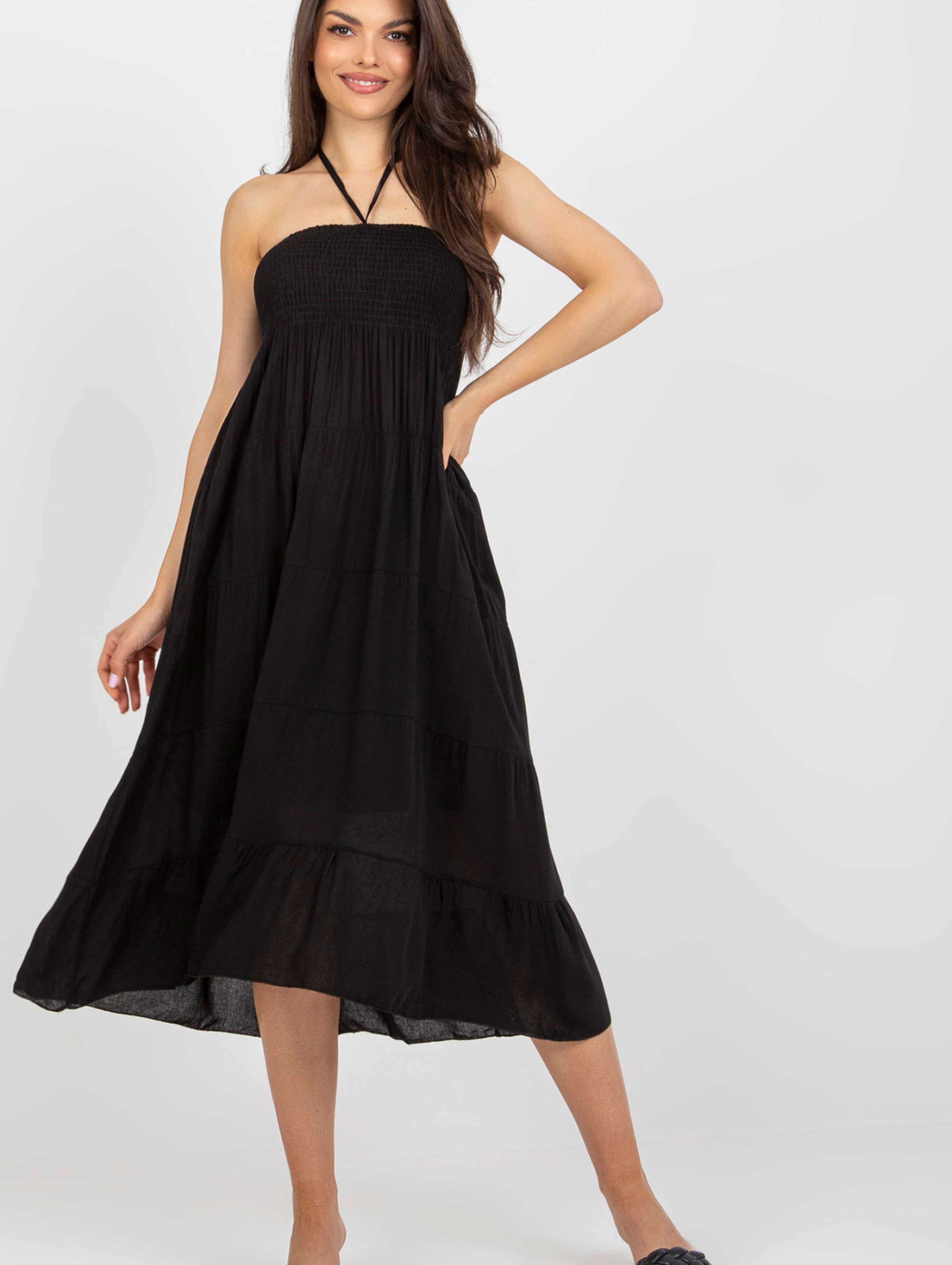 Czarna rozkloszowana sukienka z falbaną