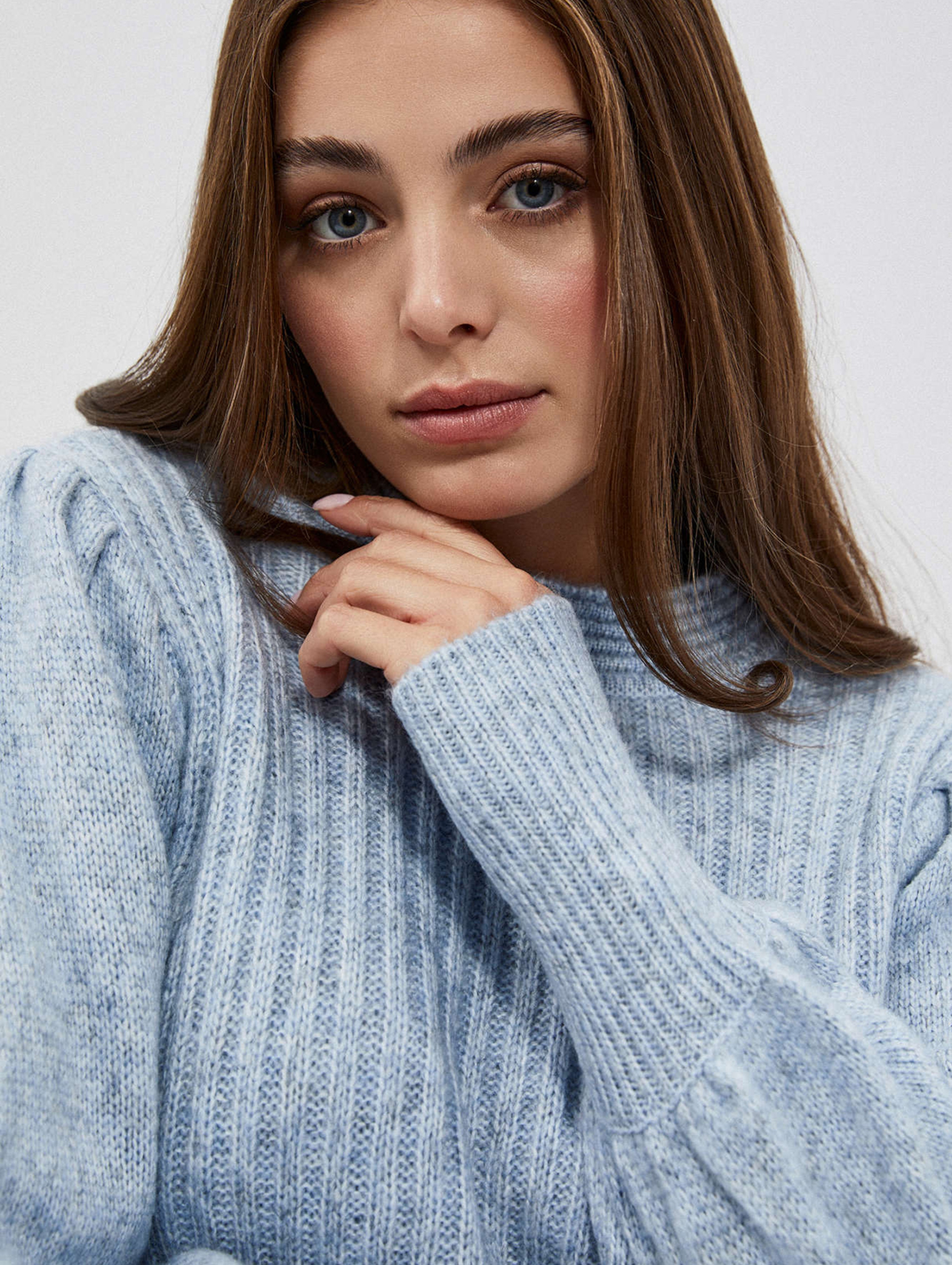 Błękitny sweter damski w prążki z bufiastymi rękawami