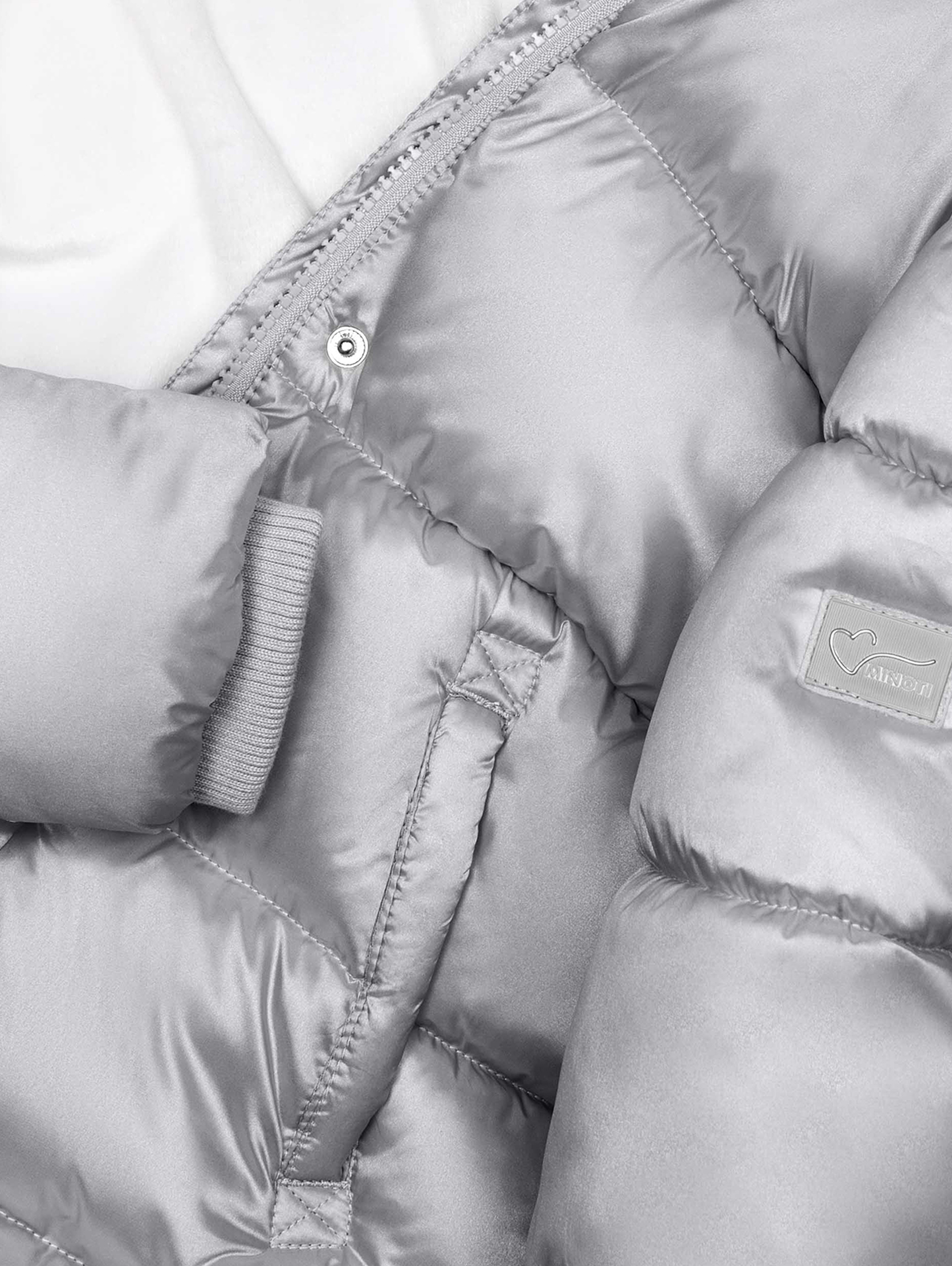 Ciepły niemowlęcy płaszcz pikowany typu puffer z kapturem- srebrny
