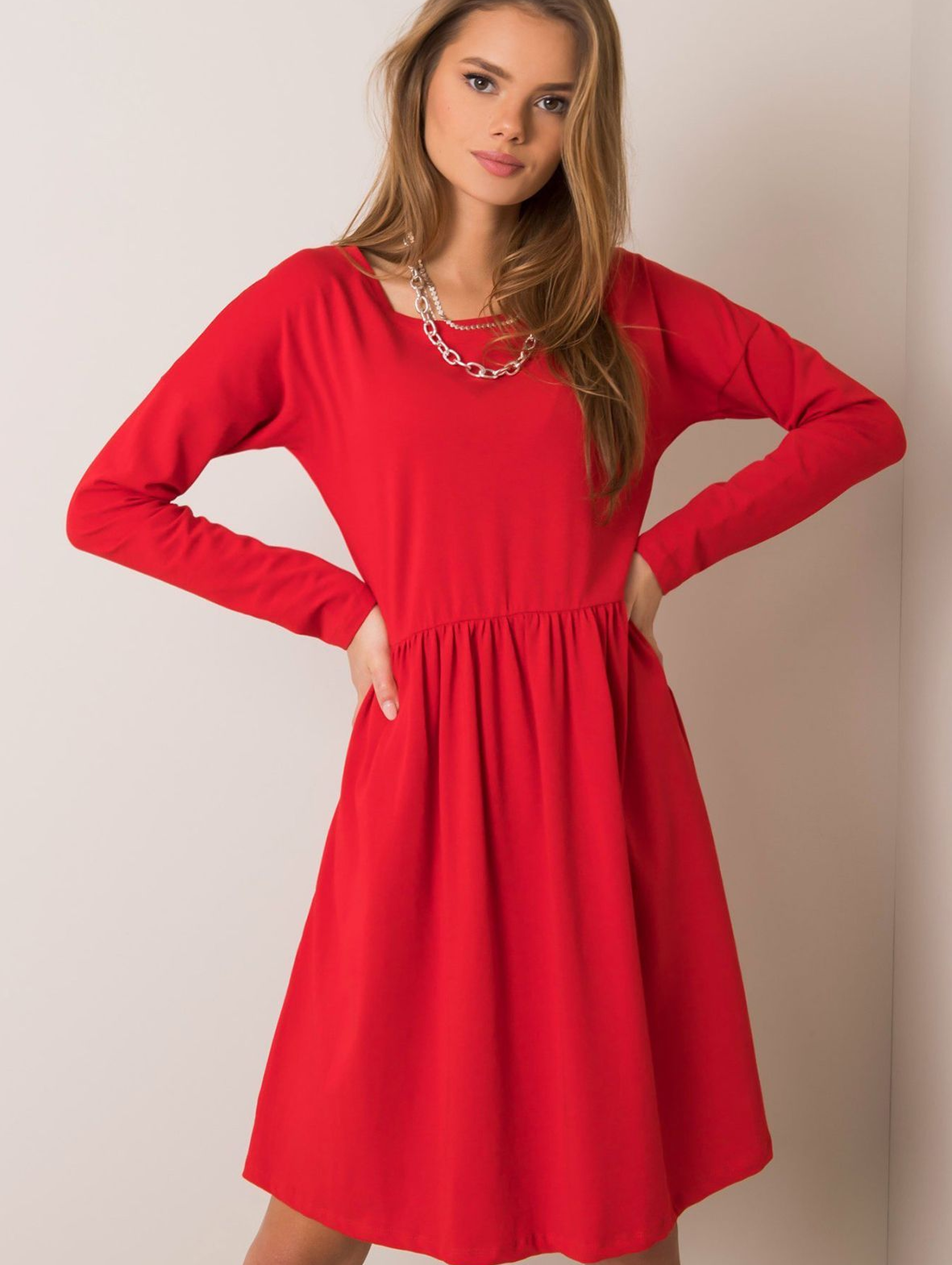 Czerwona sukienka damska z długim rekawem