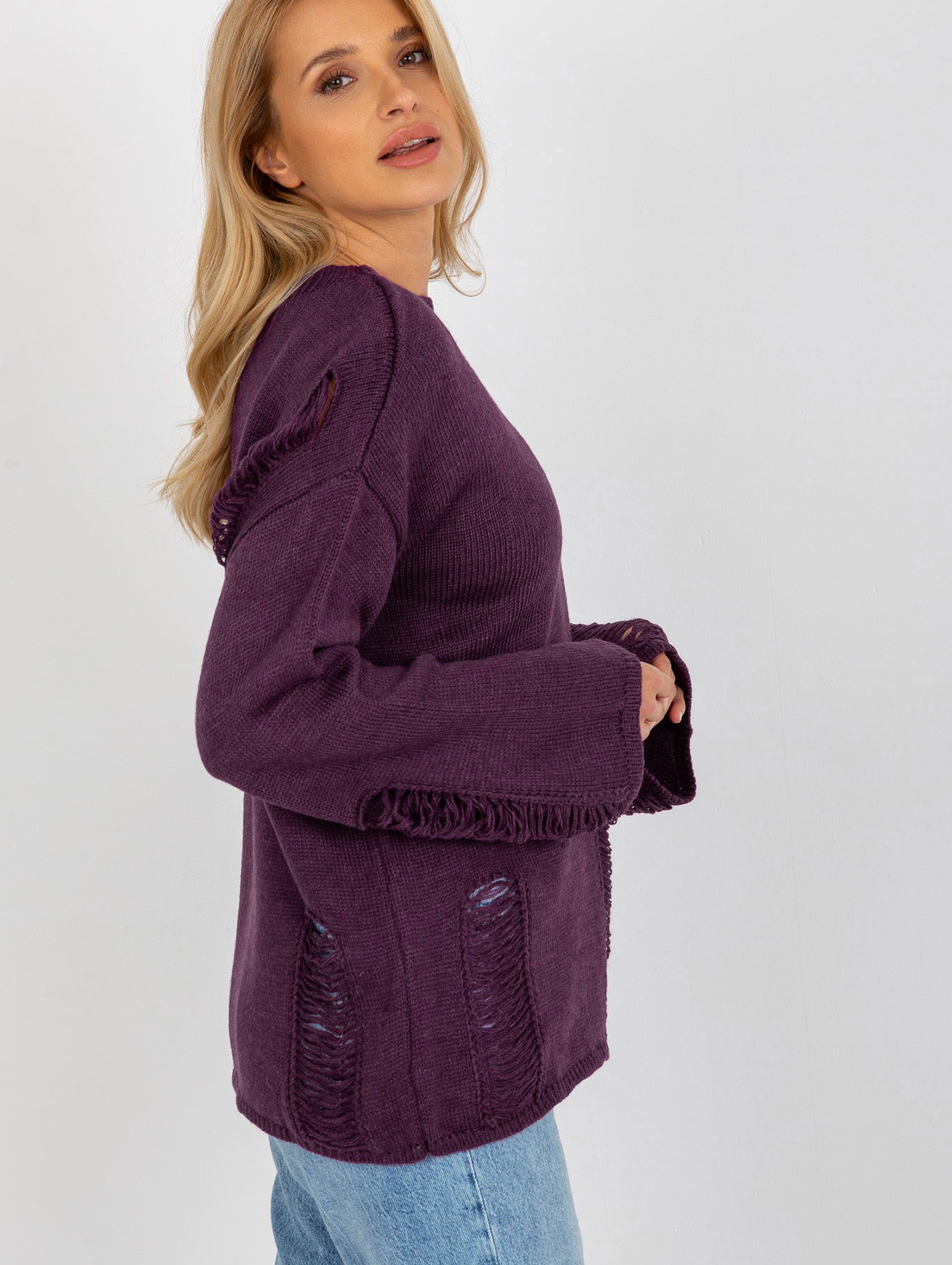 Ciemnofioletowy damski sweter
oversize z dziurami