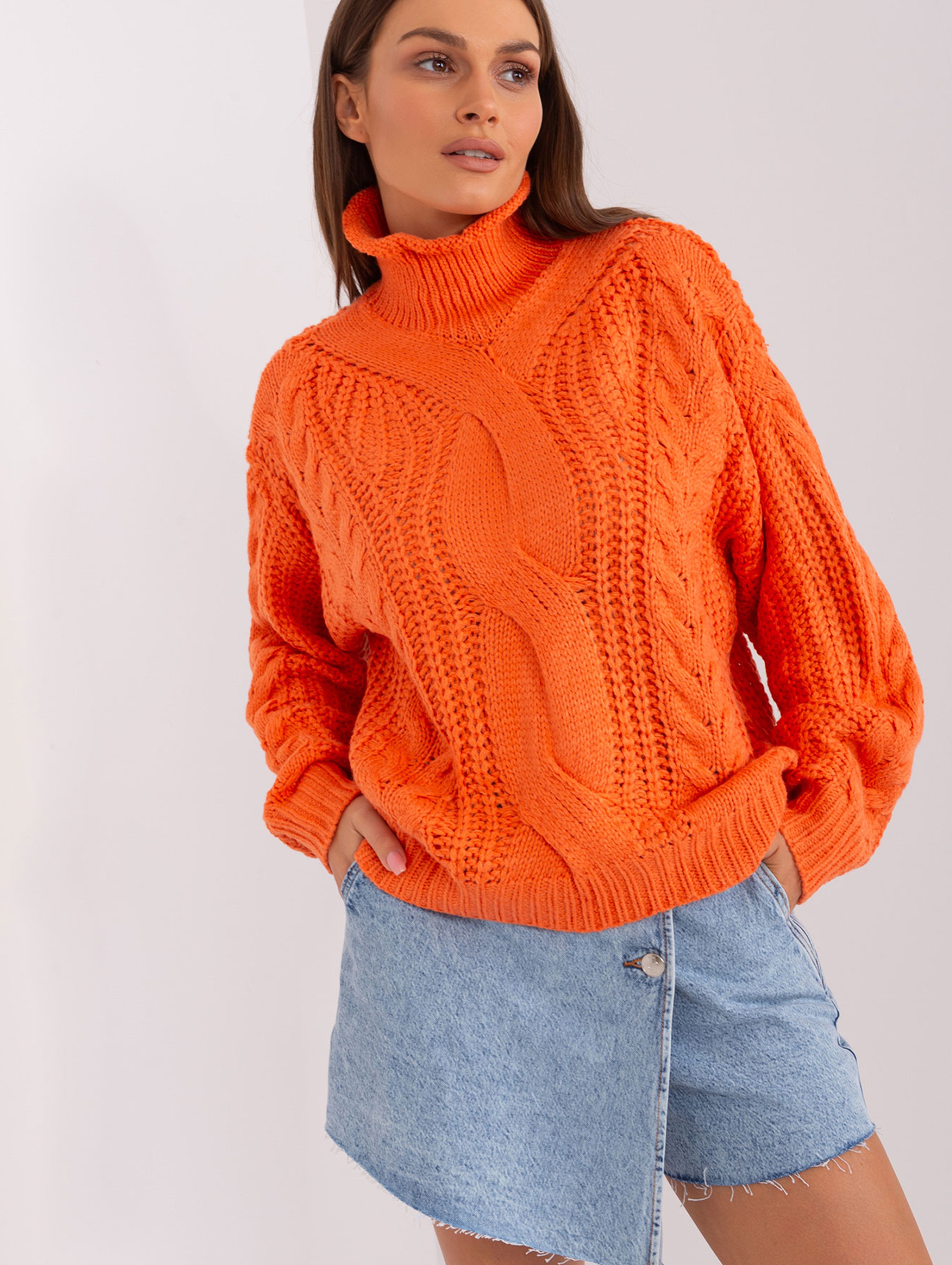 Pomarańczowy sweter oversize z warkoczami