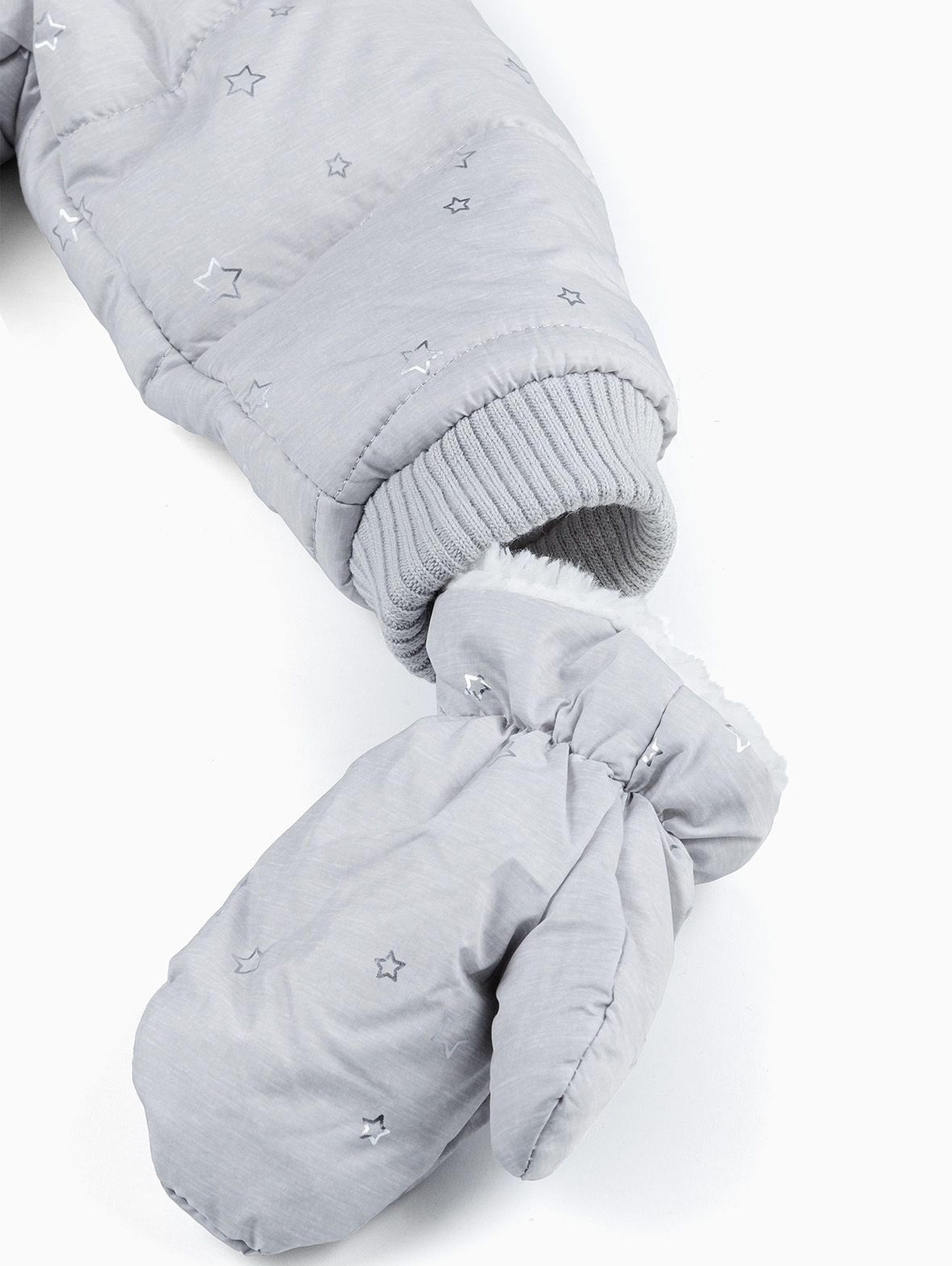 Kombinezon niemowlęcy w gwiazdki z rękawiczkami i wygodnym rozpięciem  - jasnoszary