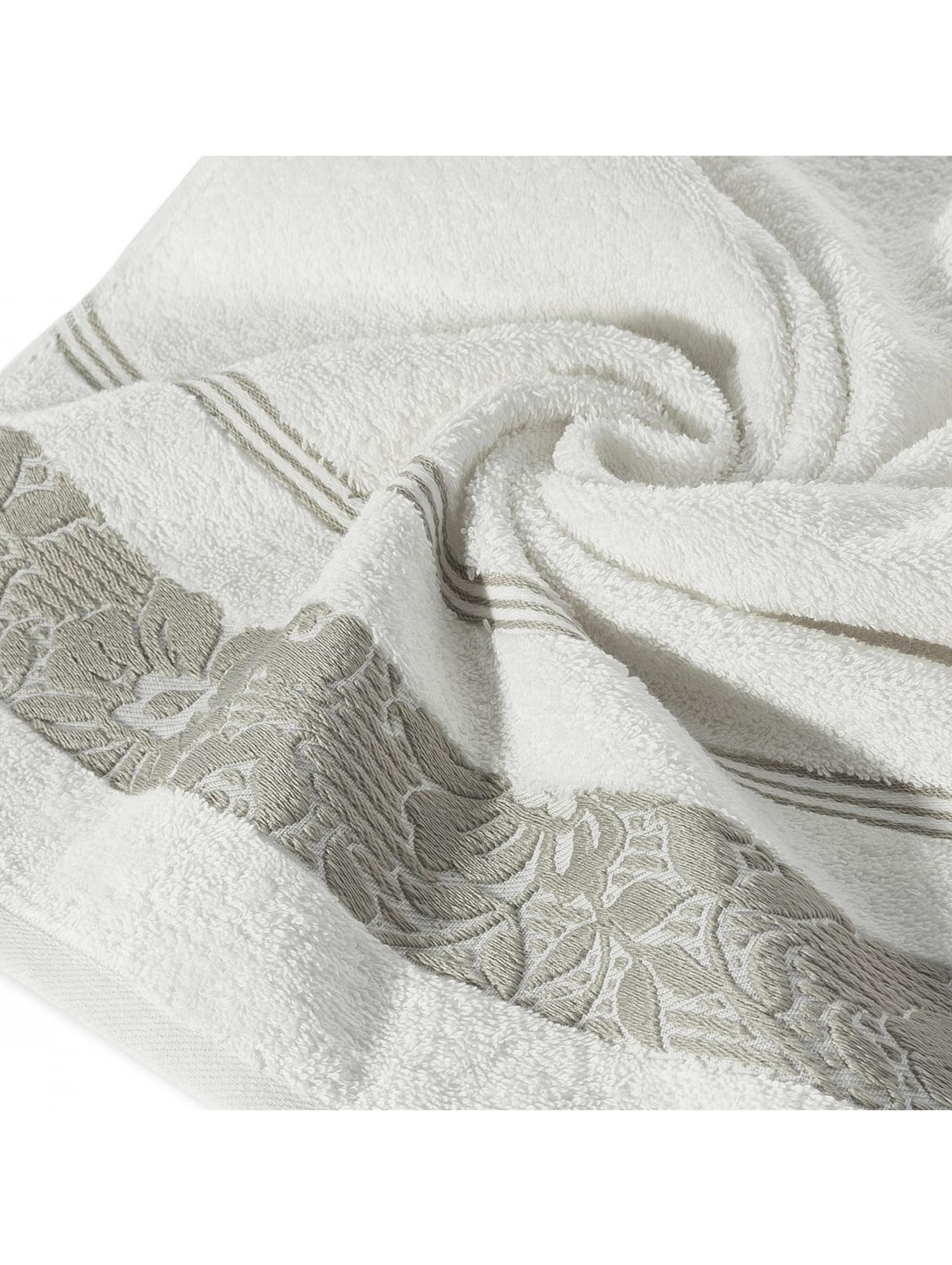 Kremowy ręcznik 50x90 cm z ozdobnym wzorem